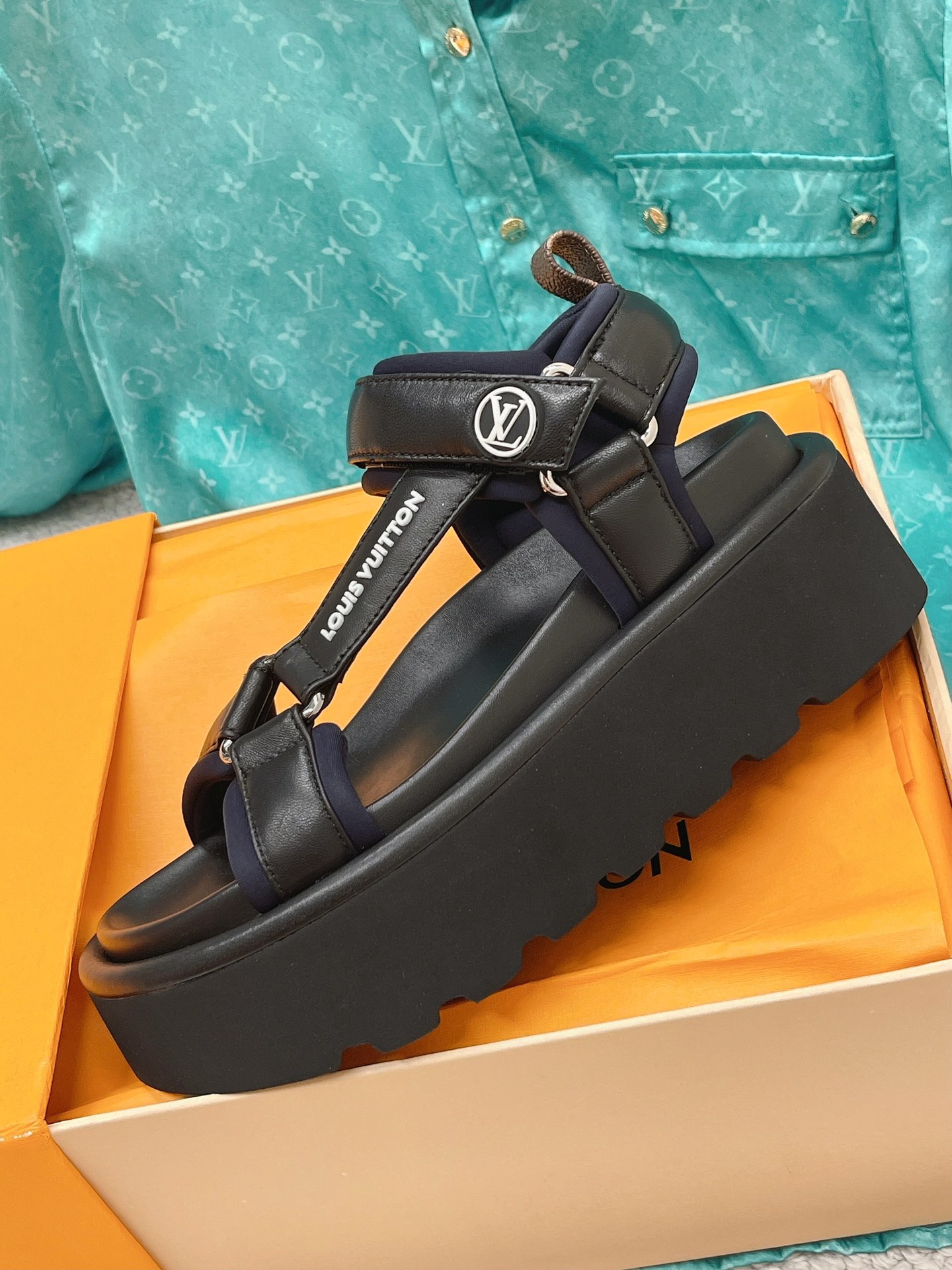 Louis Vuitton Women's Pool Pillow Flatform Comfort Sandal Black For Women LV 1AABR3 - Soul Replicas