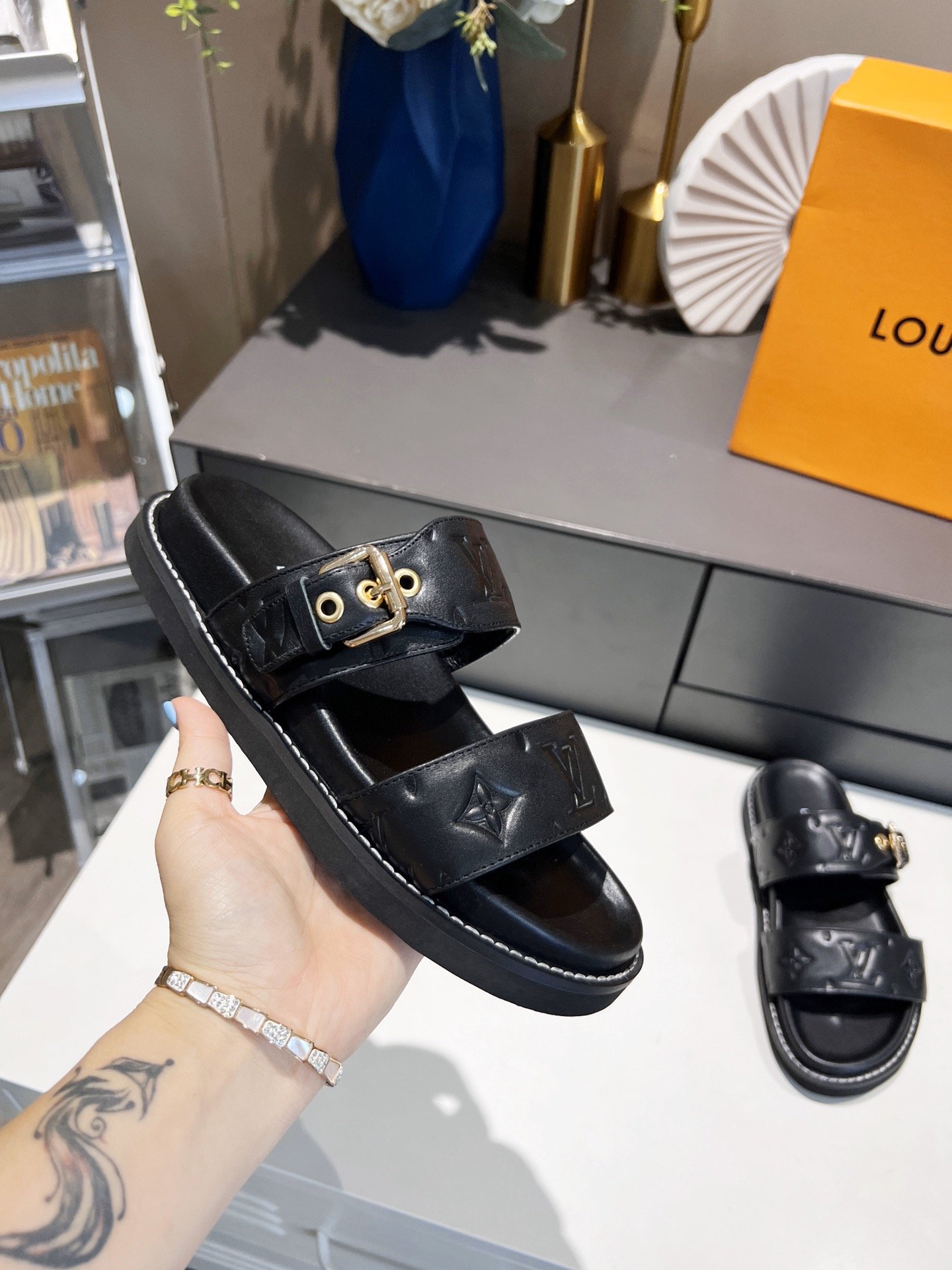 Louis Vuitton Women's Bom Dia Flat Mule Black For Women LV - Soul Replicas