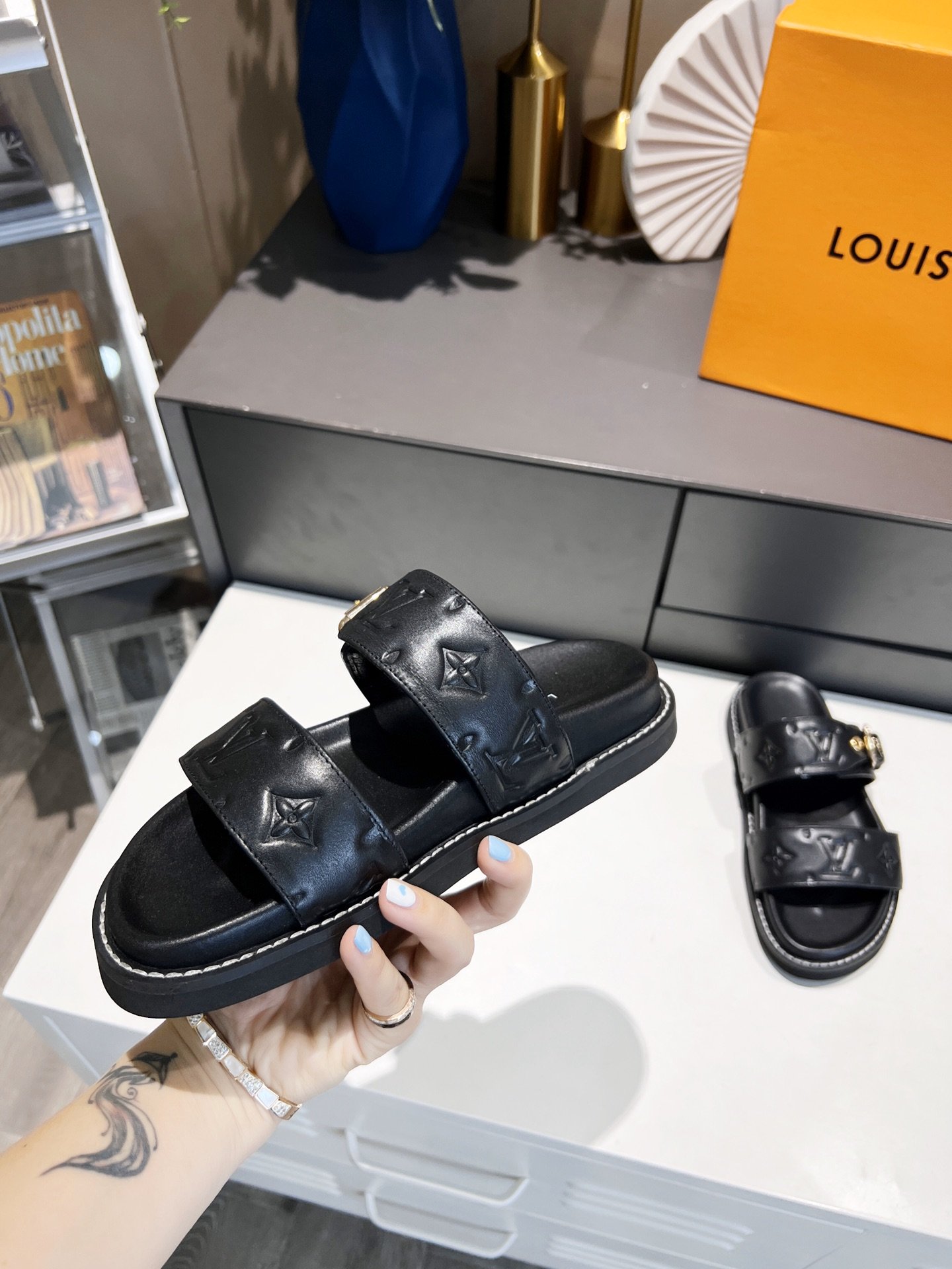 Louis Vuitton Women's Bom Dia Flat Mule Black For Women LV - Soul Replicas