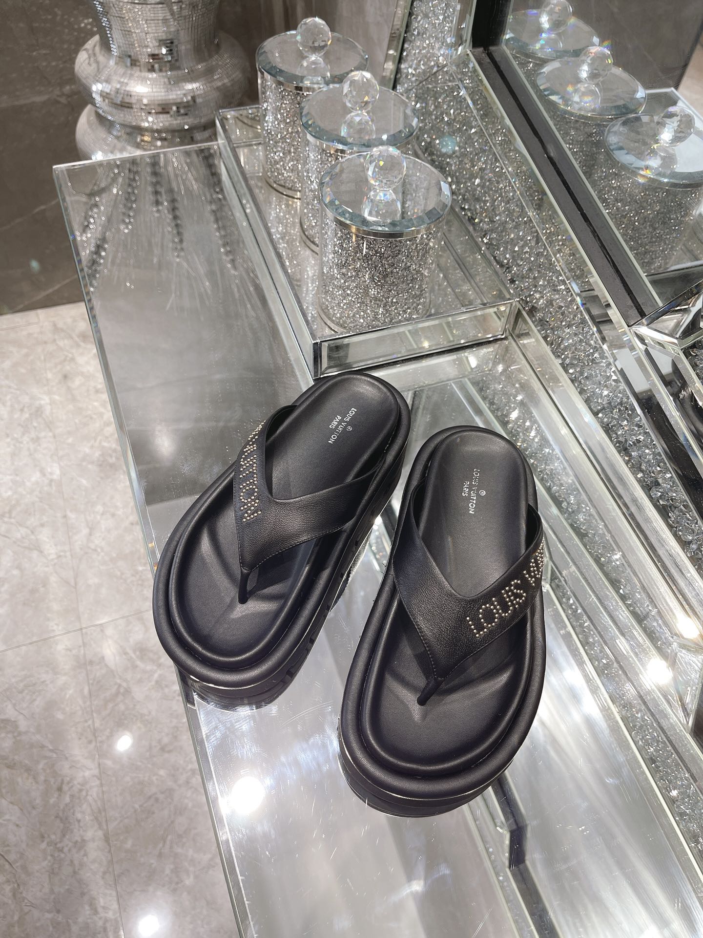 Louis Vuitton Women's The Pool Pillow Flat Comfort Thong Black For Women LV 1AABF9 - Soul Replicas