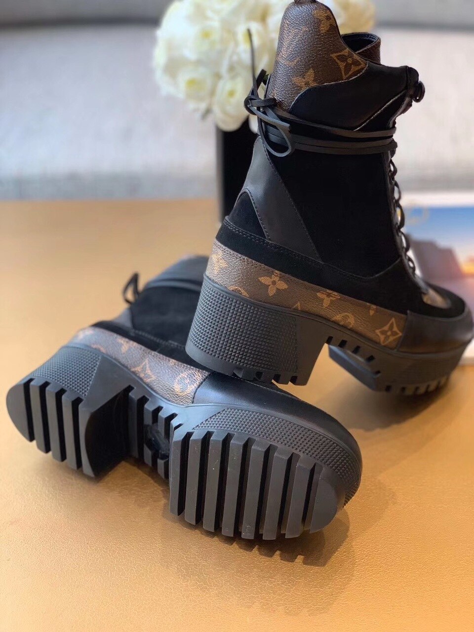 Louis Vuitton Laureate Desert Boots Calfskin Leather Fall/Winter Collection 1A4XXZ. Black/Brown - Soul Replicas