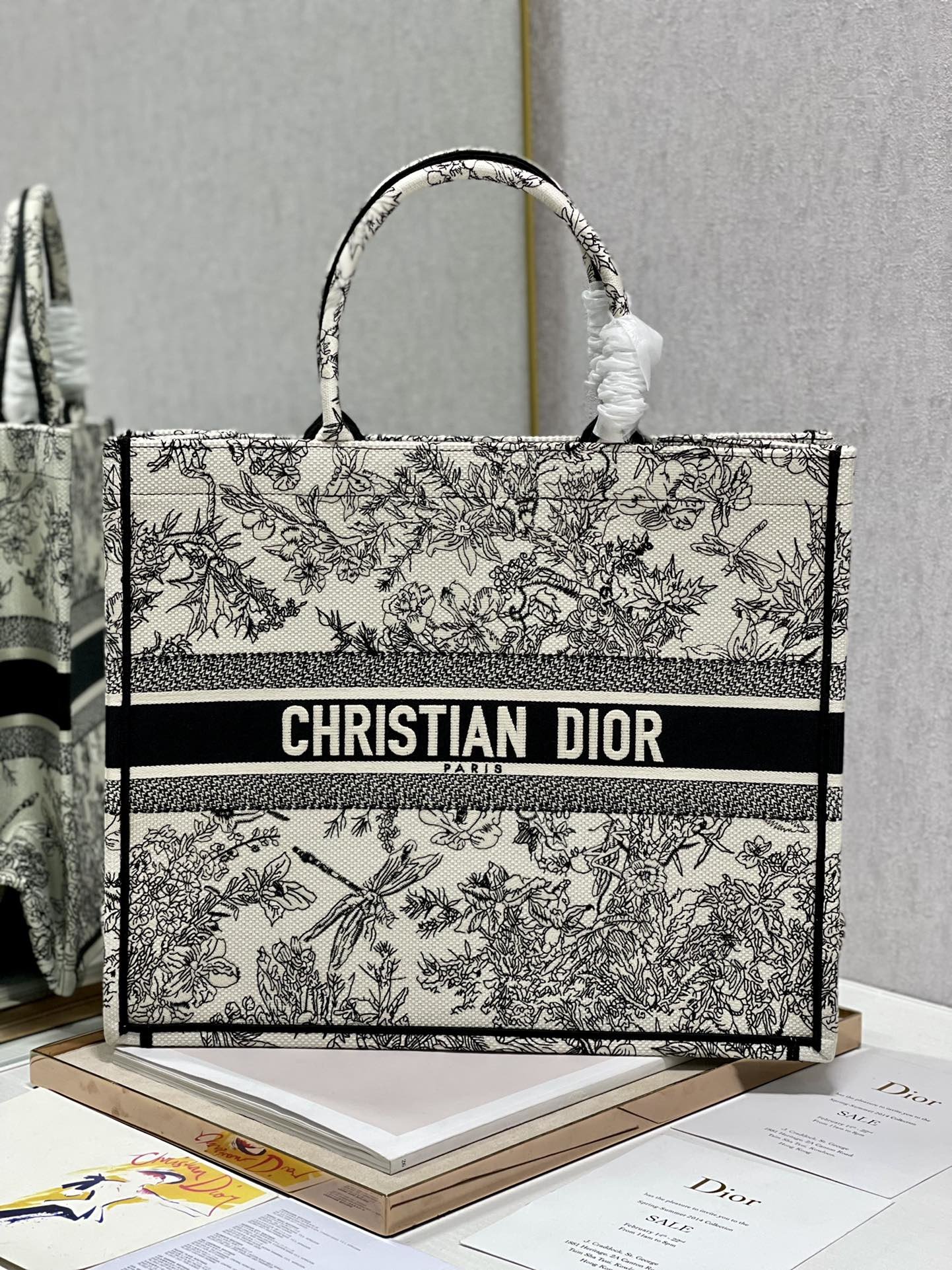 Christian Dior Large Dior Book Tote Blue Toile de Jouy Flowers Embroidery. Blue/Beige. For Women Women's Handbags. Shoulder Bags. 42cm CD M1286ZTQW_M808 - Soul Replicas