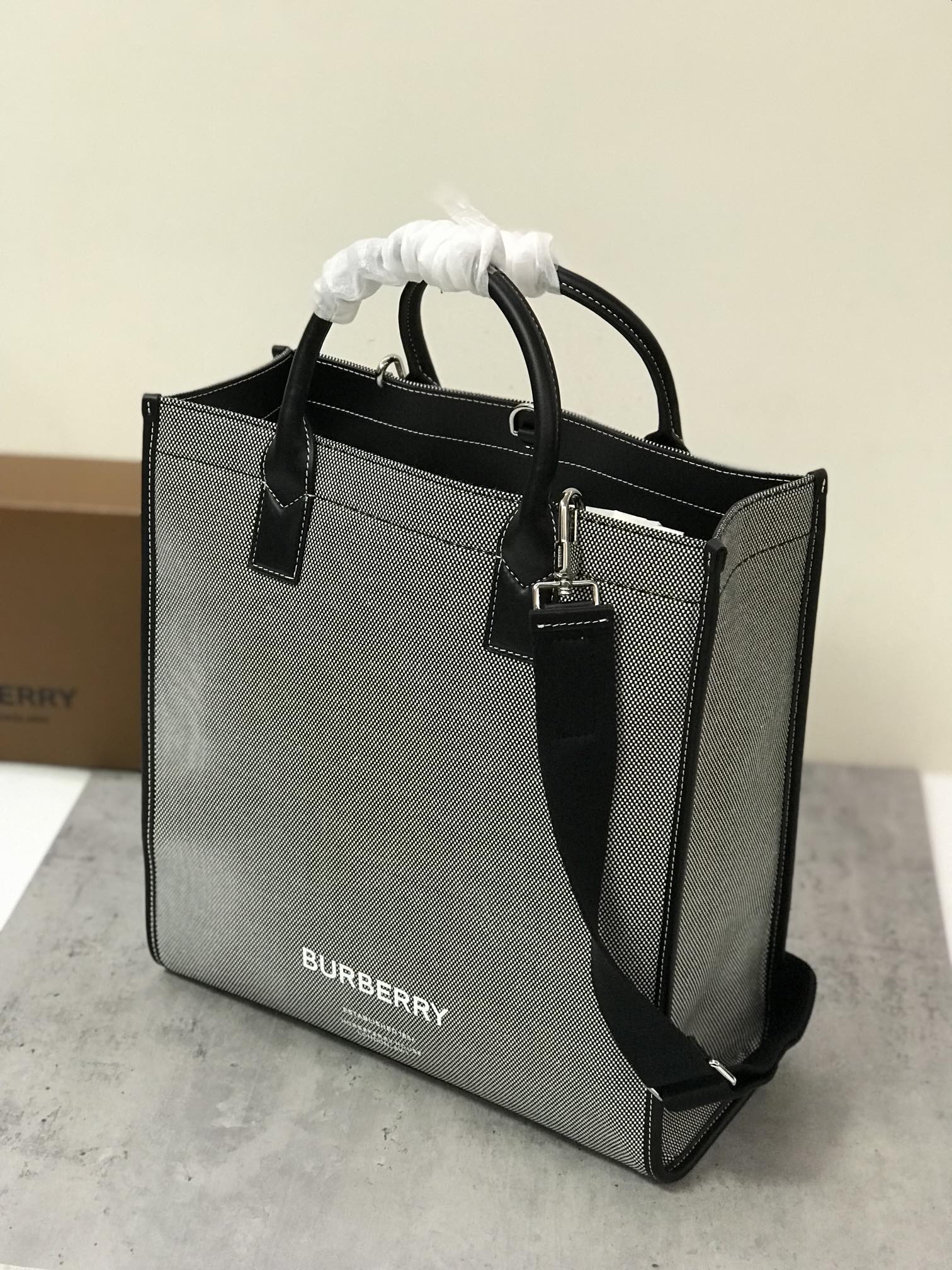 Burberry Horseferry Print Cotton Canvas Tote Black/Grey For Women. Women's Bags. Shoulder And Crossbody Bags 14in/ 35.5cm BUR 80508141 - Soul Replicas