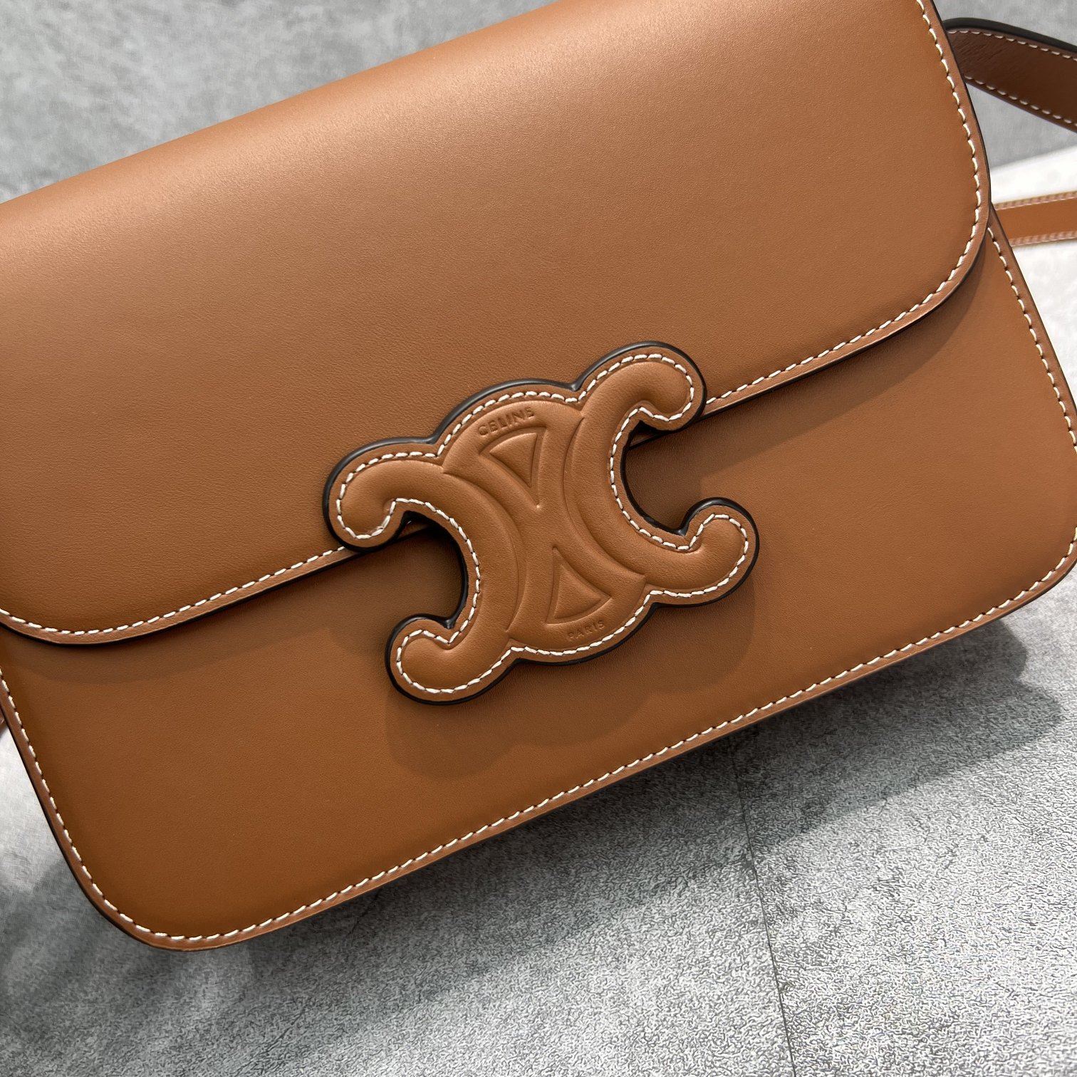 Celine Classique Cuir Triomphe Bag Tan For Women 9in/22cm 199223BFN.04LU - Soul Replicas