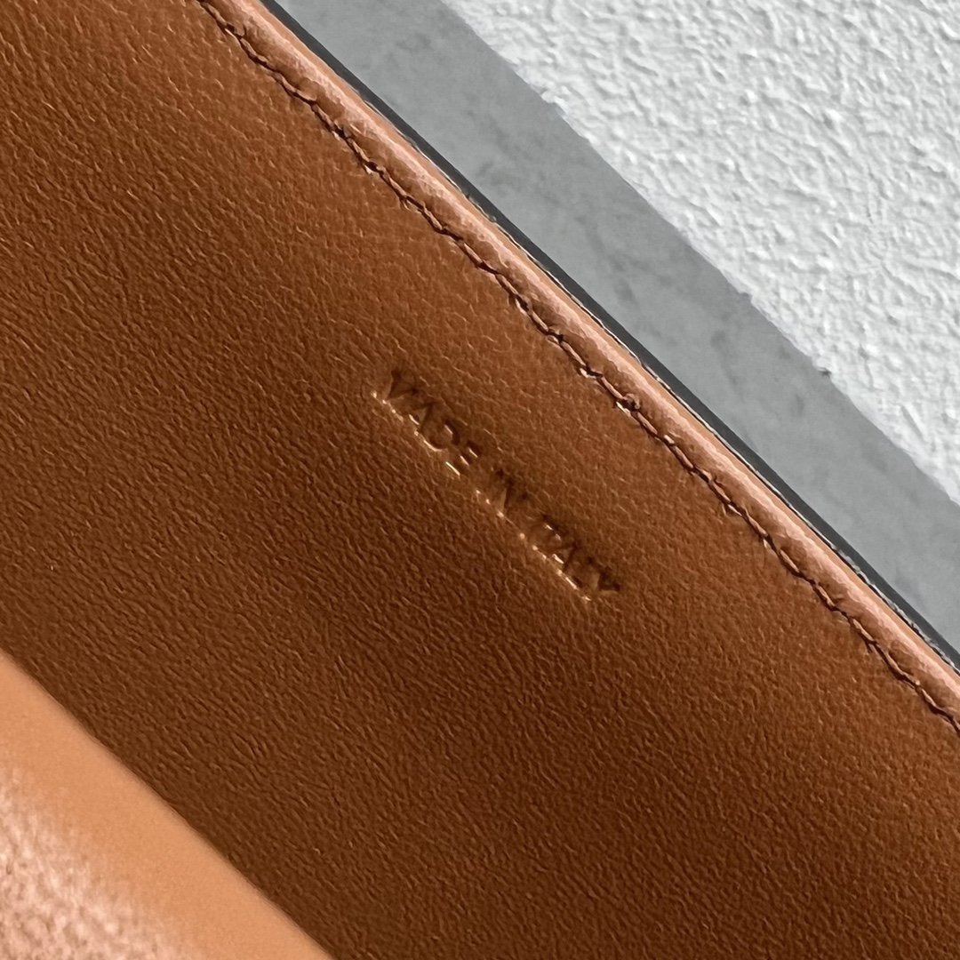 Celine Box Triomphe Tan For Women 9in/22cm 199993BFN.04LU - Soul Replicas
