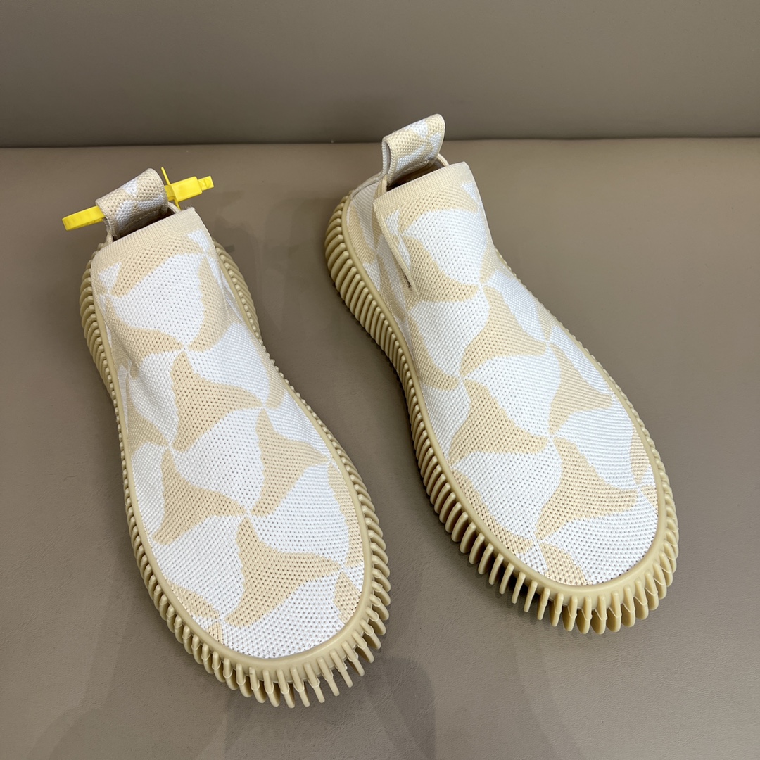 Bottega Veneta Men's Ripple Wavy Triangle Pattern Slip-On Sneakers Beige And White For Men 690123V1NW0 - Soul Replicas