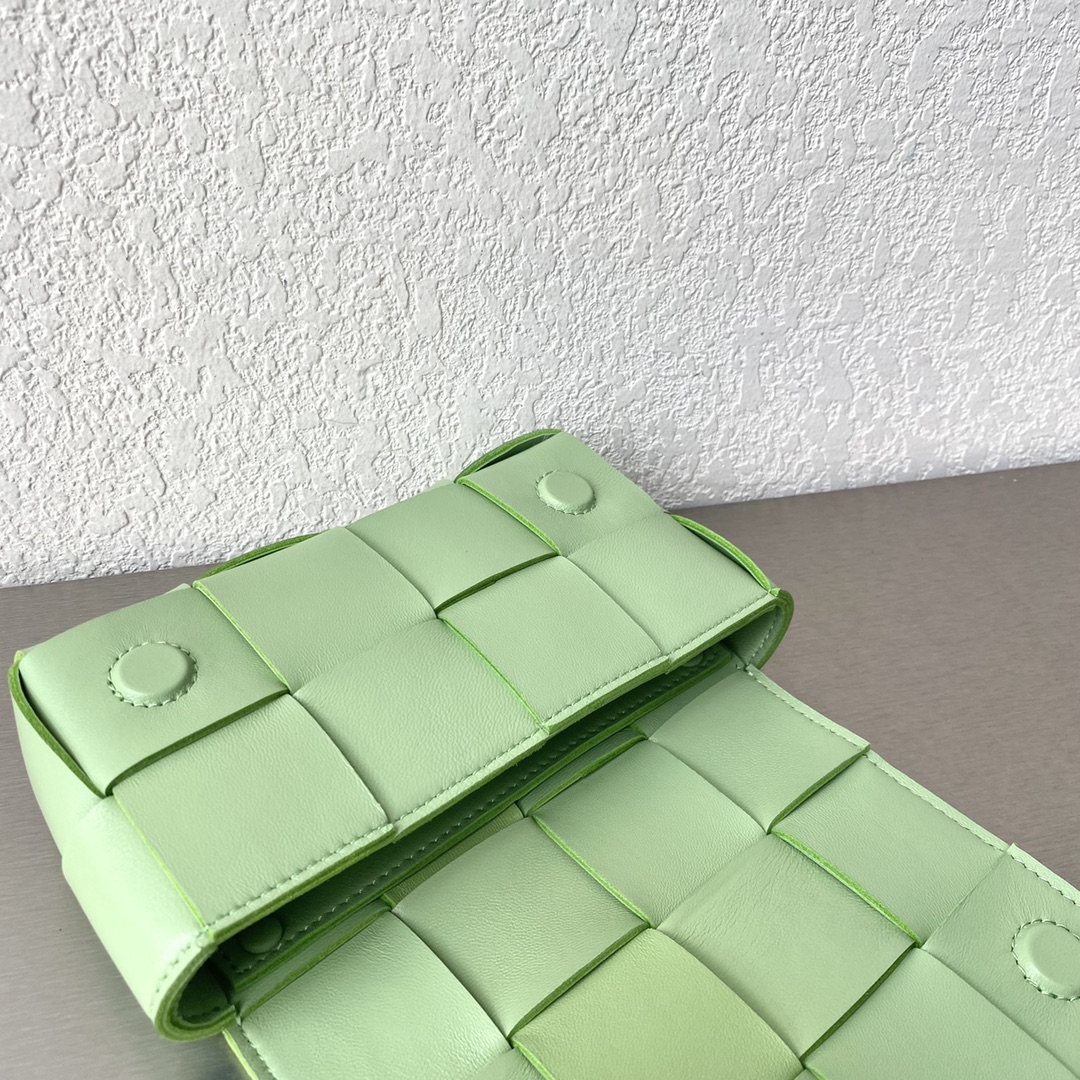 Bottega Veneta Belt Cassette Banana Green. For Women. Women's Bags 6.9in/17.5cm - Soul Replicas