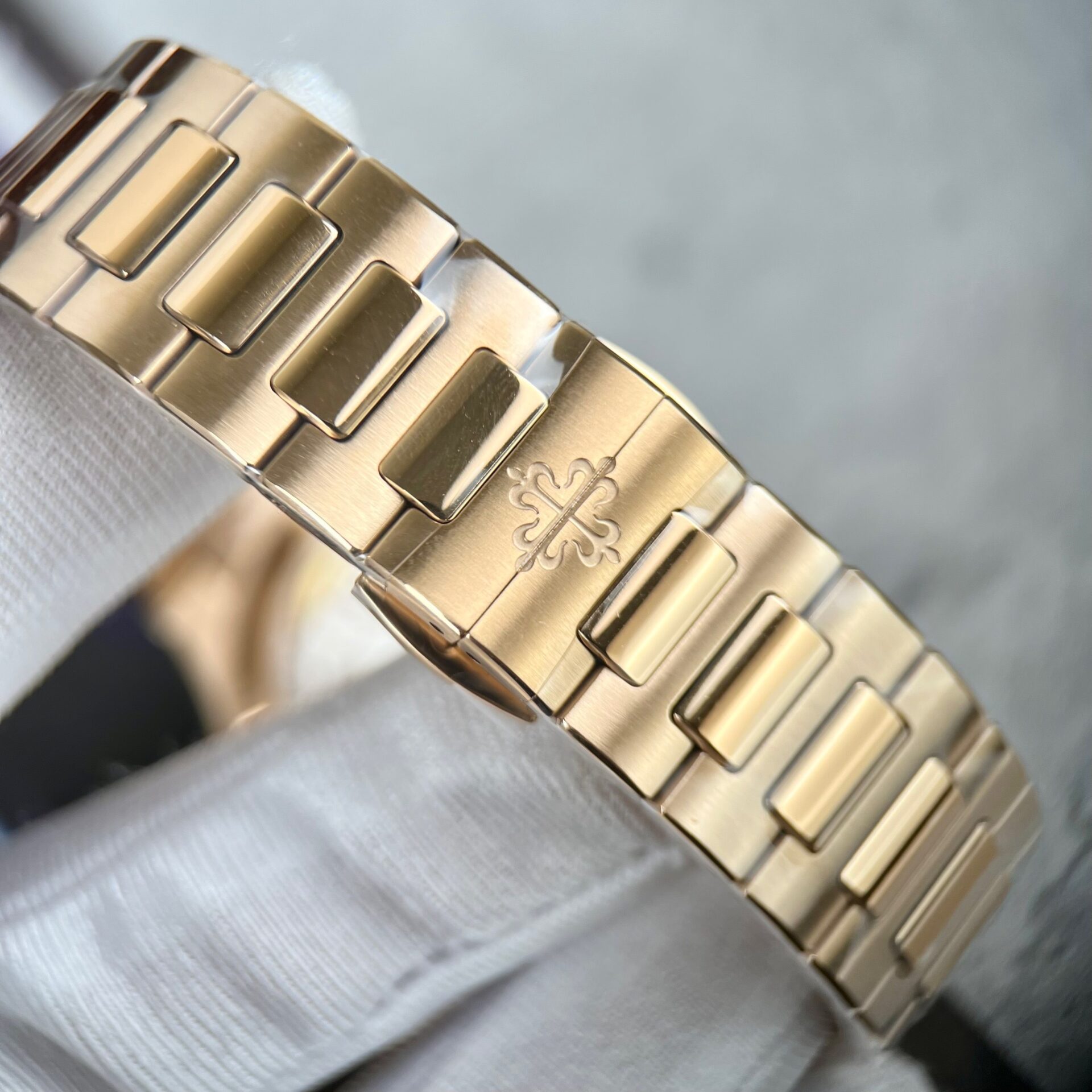 Patek Philippe Nautilus 7118 Replica Watch With Diamonds Bezel 3K Factory 35.2mm - Soul Replicas