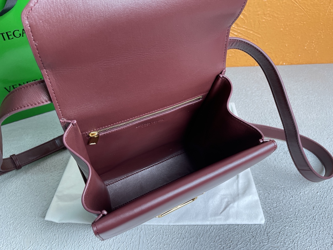 Bottega Veneta Clip Bag Purple. For Women. Women's Bags 9in/23cm - Soul Replicas