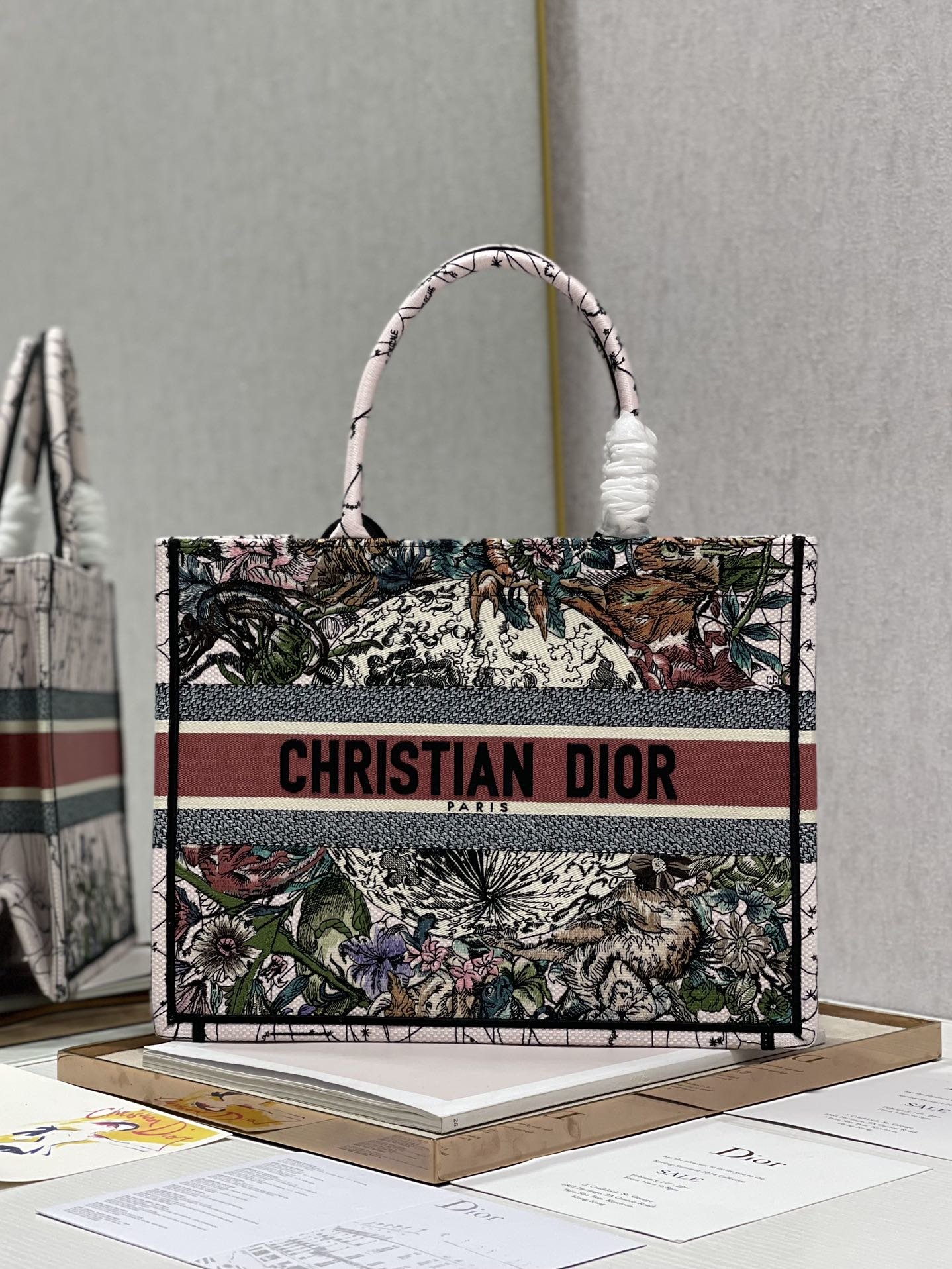 Christian Dior Medium Dior Book Tote Multicolor Dior Constellation Embroidery. Multicolor. For Women Women's Handbags. Shoulder Bags. 36cm CD M1296ZRHP_M884 - Soul Replicas
