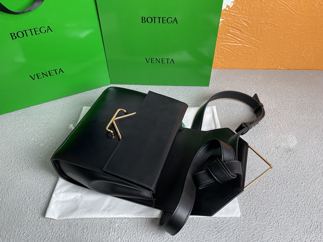 Bottega Veneta Clip Bag Black. For Women. Women's Bags 9in/23cm - Soul Replicas