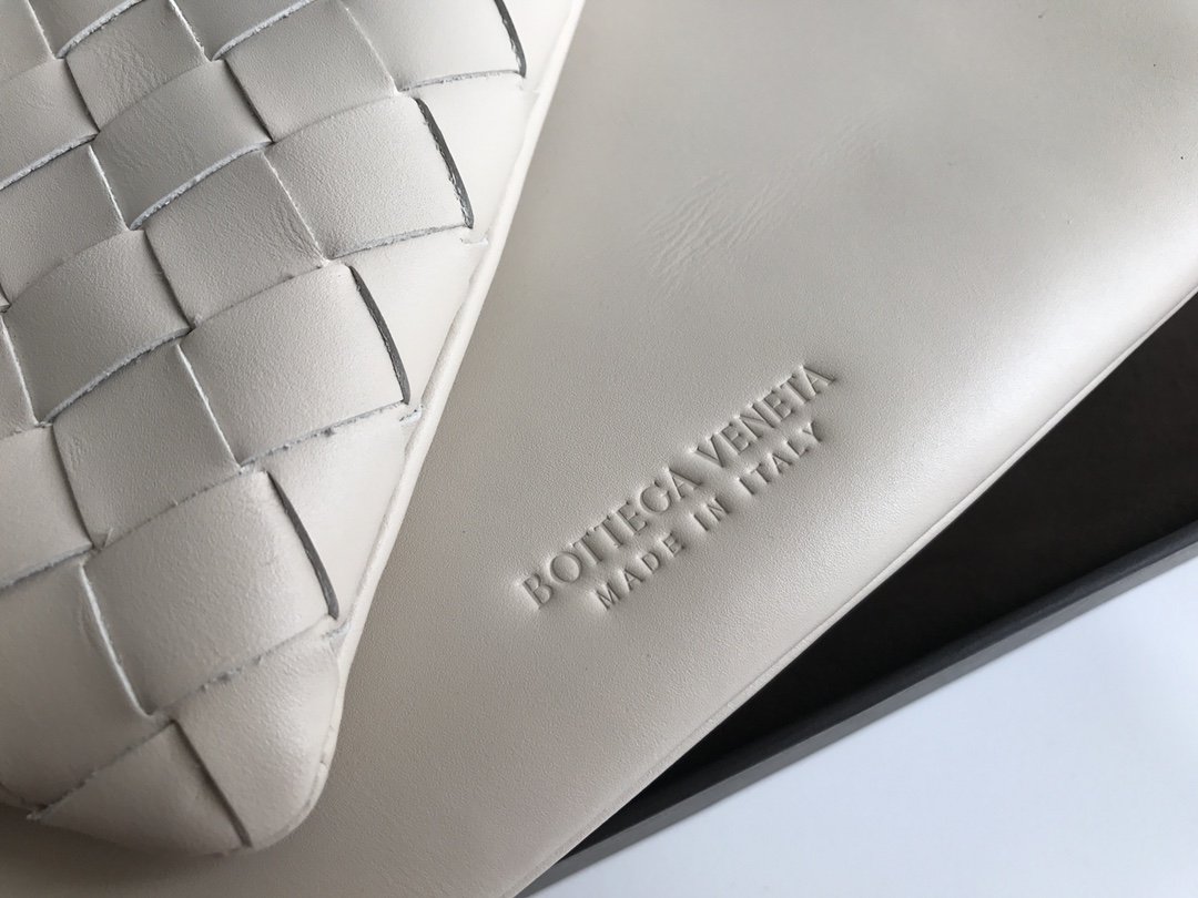 Bottega Veneta Crossbody Bag White. For Women. Women-s Bags 10.2in/26cm - Soul Replicas