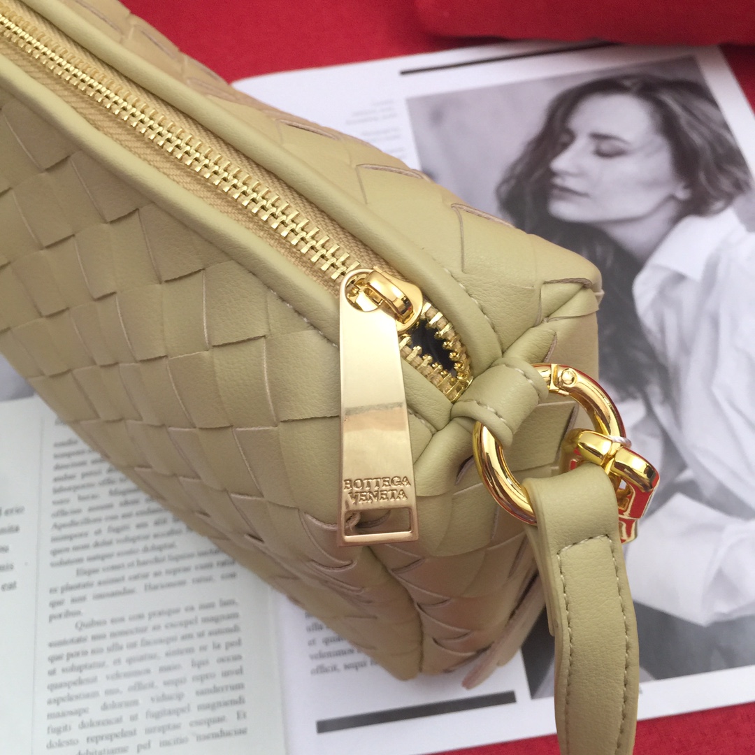 Bottega Veneta Crossbody Bag Beige. For Women. Women-s Bags 9.4in/24cm - Soul Replicas