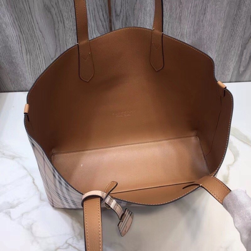 Burberry Reversible Tote Haymarket Canvas Medium For Women. Women-s Bags 19.3in/49cm - Soul Replicas