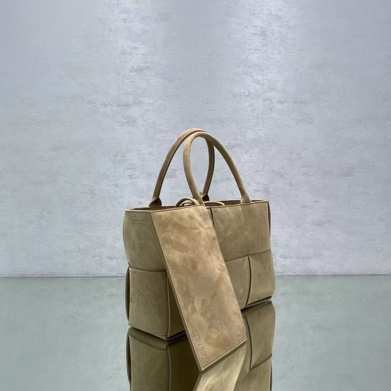 Bottega Veneta Small Arco Tote Bag Brown. For Women. Women-s Bags 14.2in/36cm - Soul Replicas