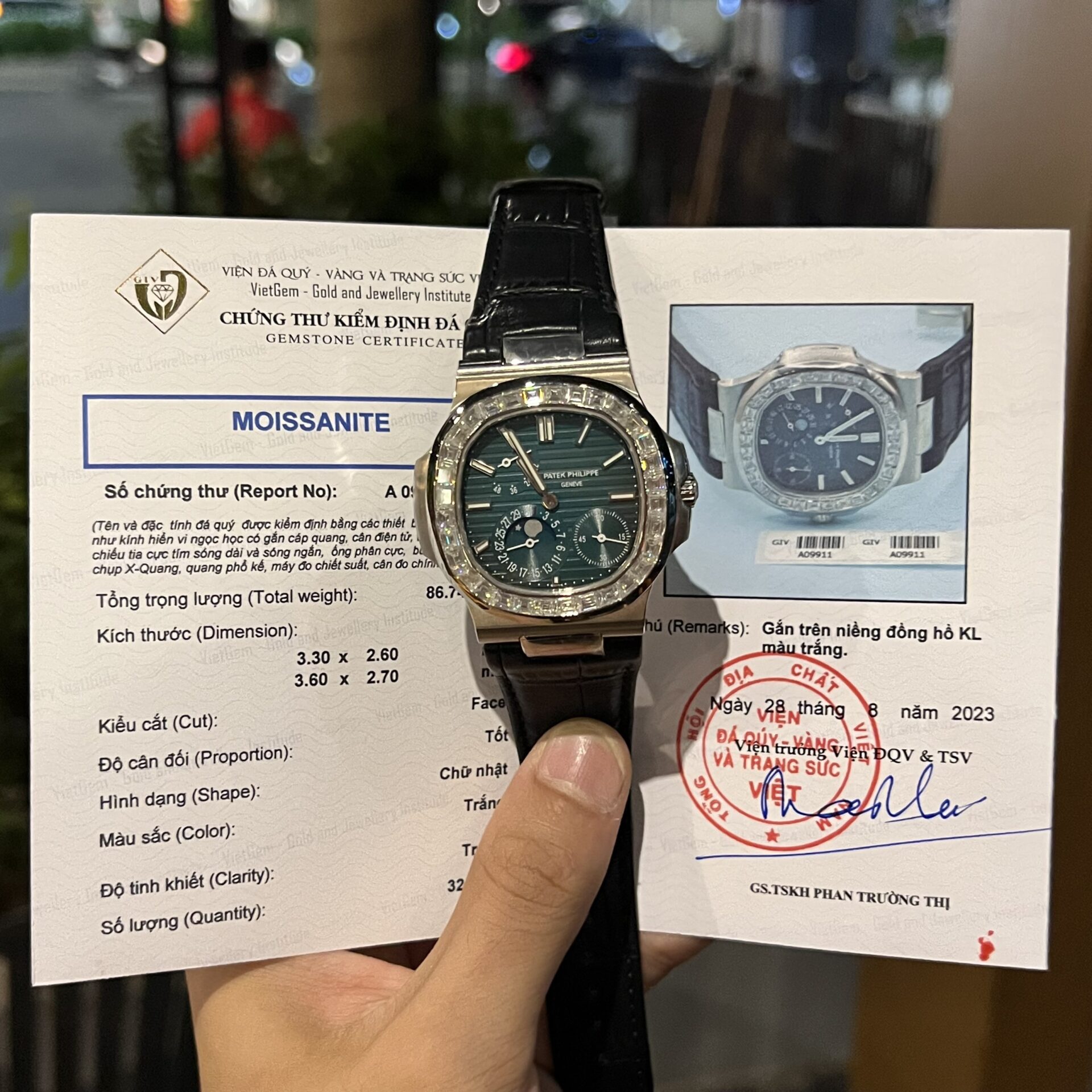 Patek Philippe Nautilus 5722G With Diamond Moissanite Replica 11 Watch 40mm - Soul Replicas