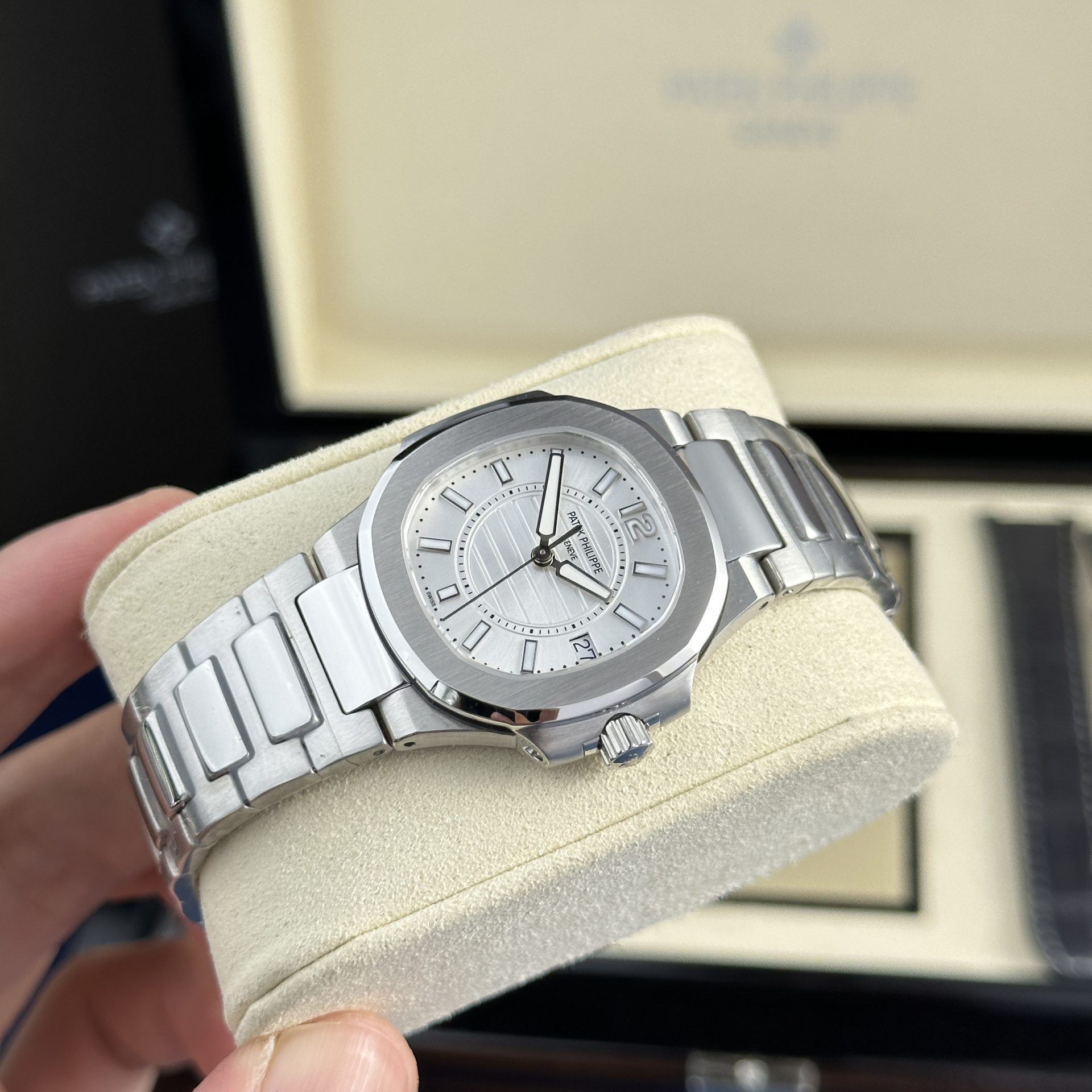 Patek Philippe Replica Watch Nautilus 7010 White Dial Metal Wire 32mm - Soul Replicas