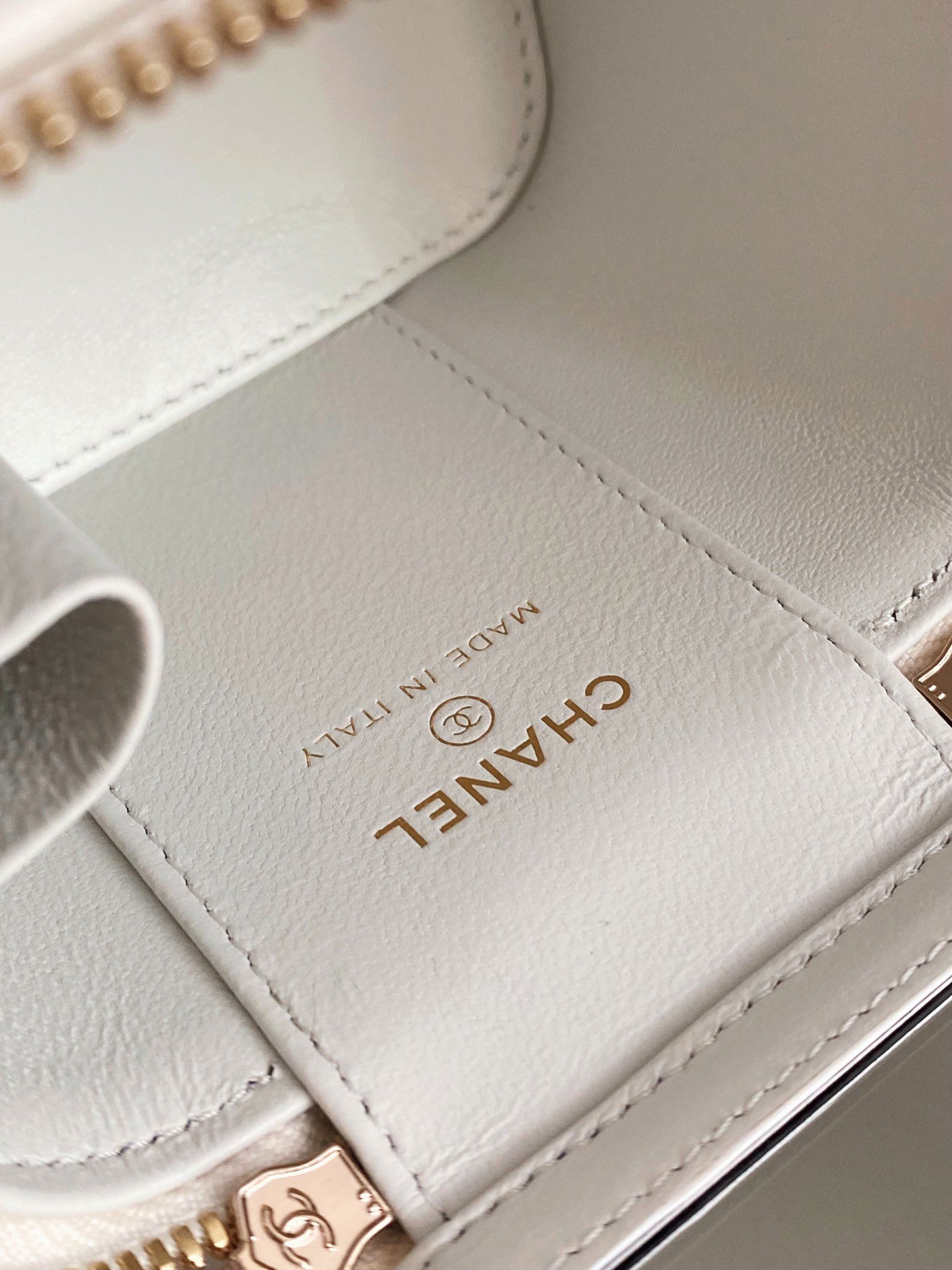 ChanelSmall Vanity With Chain White For Women. Women-s Bags 4.3in/11cm - Soul Replicas