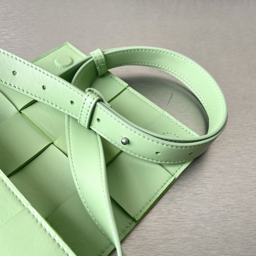 Bottega Veneta Belt Cassette Banana Green. For Women. Women's Bags 6.9in/17.5cm - Soul Replicas
