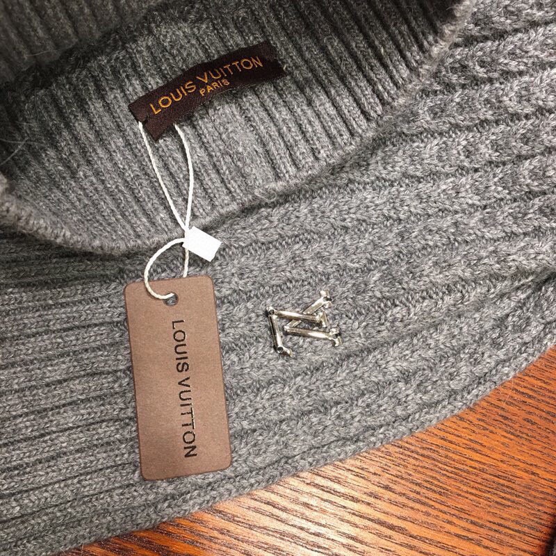 Louis Vuitton Beanie & Scarf Set In Grey - Soul Replicas