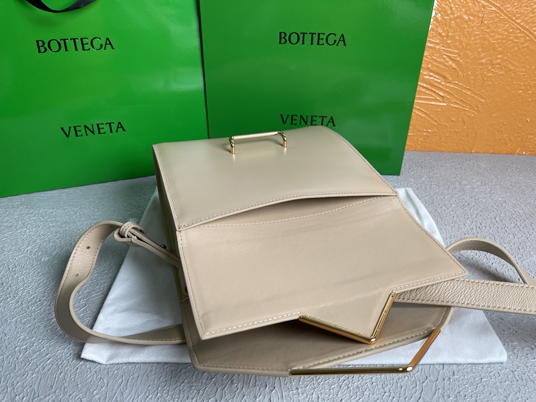 Bottega Veneta Clip Bag Beige. For Women. Women's Bags 9in/23cm - Soul Replicas