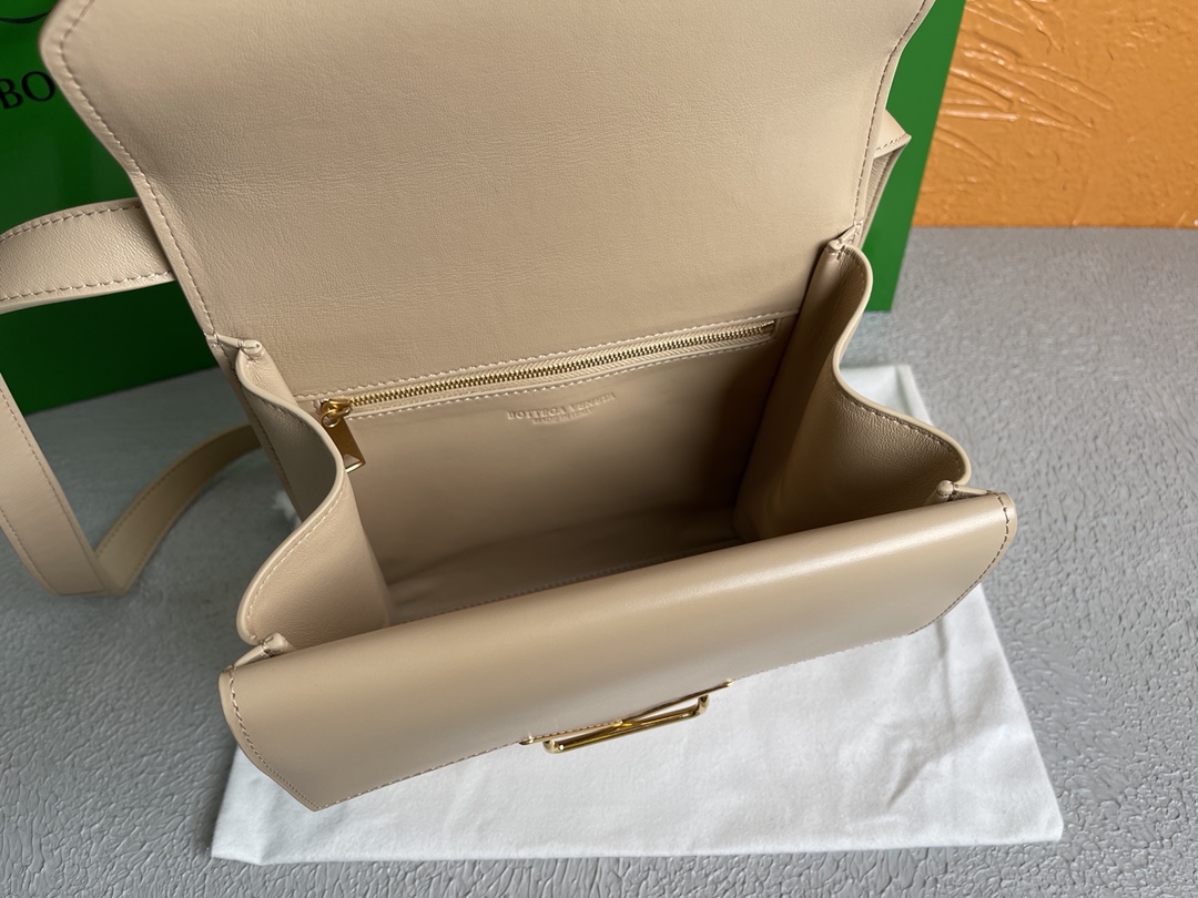 Bottega Veneta Clip Bag Beige. For Women. Women's Bags 9in/23cm - Soul Replicas