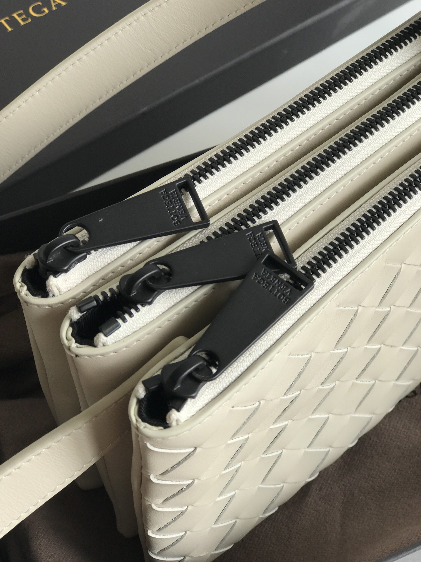 Bottega Veneta Crossbody Bag White. For Women. Women-s Bags 10.2in/26cm - Soul Replicas