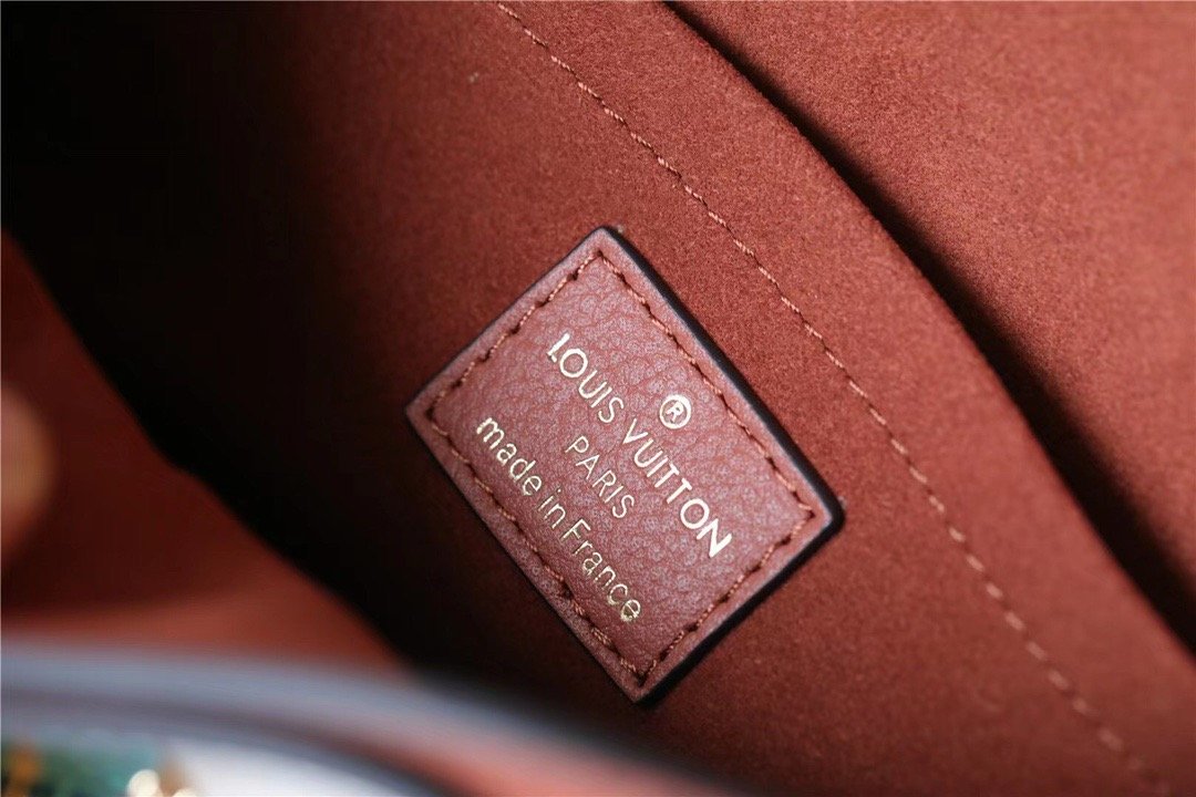 Louis Vuitton Mylockme Chain Bag Brown/ Quartz White For Women. Women-s Handbags. Shoulder and Crossbody Bags 8.9in/22.5cm LV - Soul Replicas