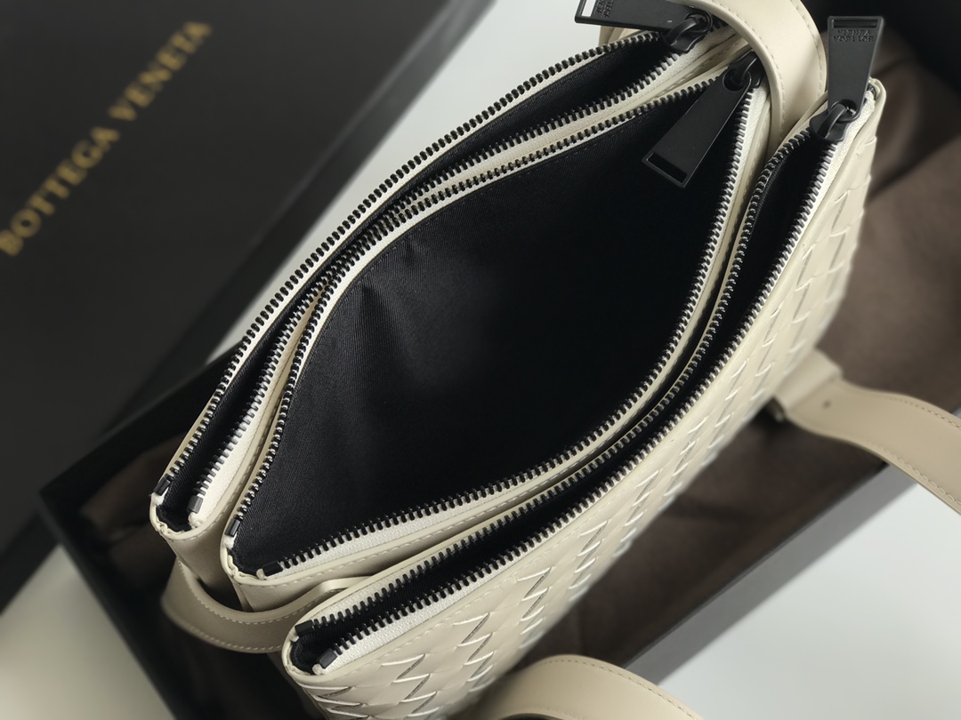 Bottega Veneta Crossbody Bag White. For Women. Women-s Bags 10.2in/26cm - Soul Replicas