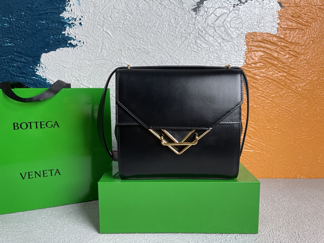 Bottega Veneta Clip Bag Black. For Women. Women's Bags 9in/23cm - Soul Replicas