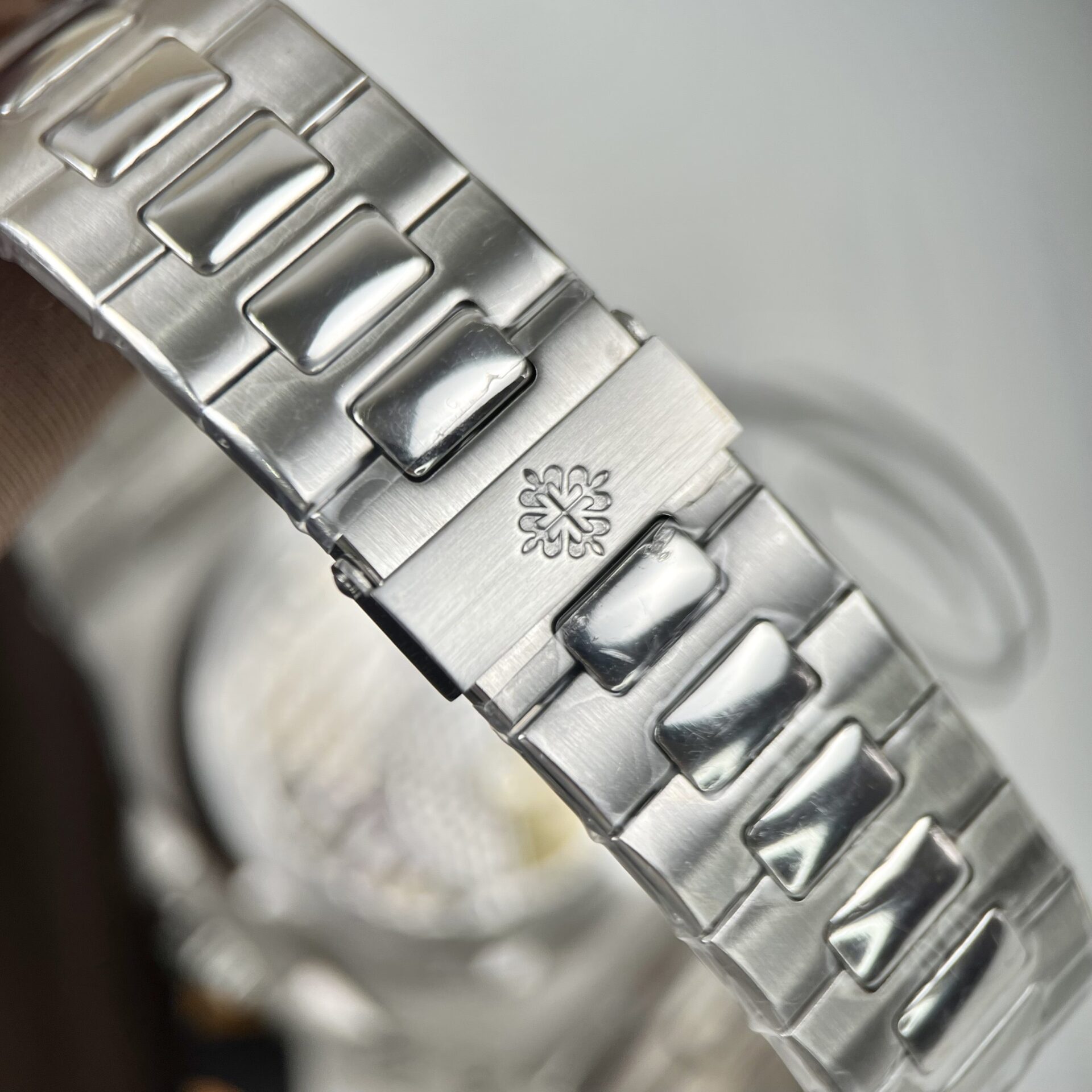 Patek Philippe Nautilus 5712 Replica 1:1 Watch Green Dial ZF 40mm - Soul Replicas