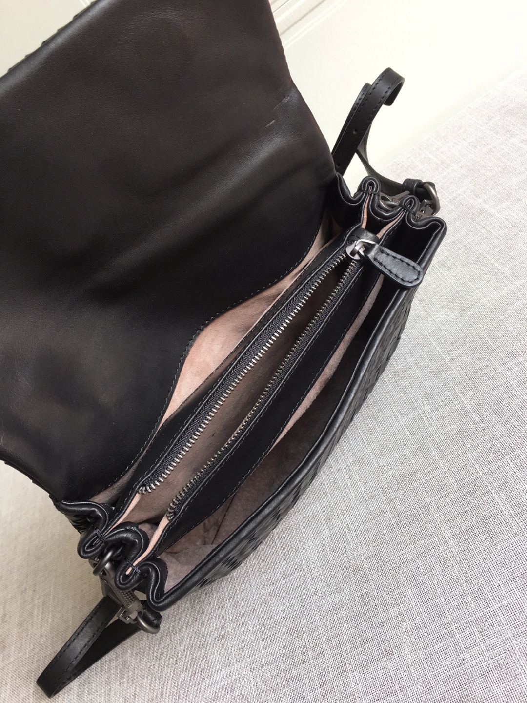 Bottega Veneta Classic Intrecciato Black. For Women. Women's Bags 8.9in/22.5cm - Soul Replicas