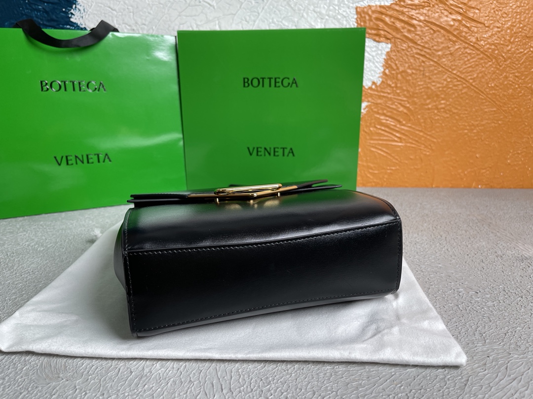 Bottega Veneta Clip Bag Black. For Women. Women's Bags 9in/23cm - Soul Replicas