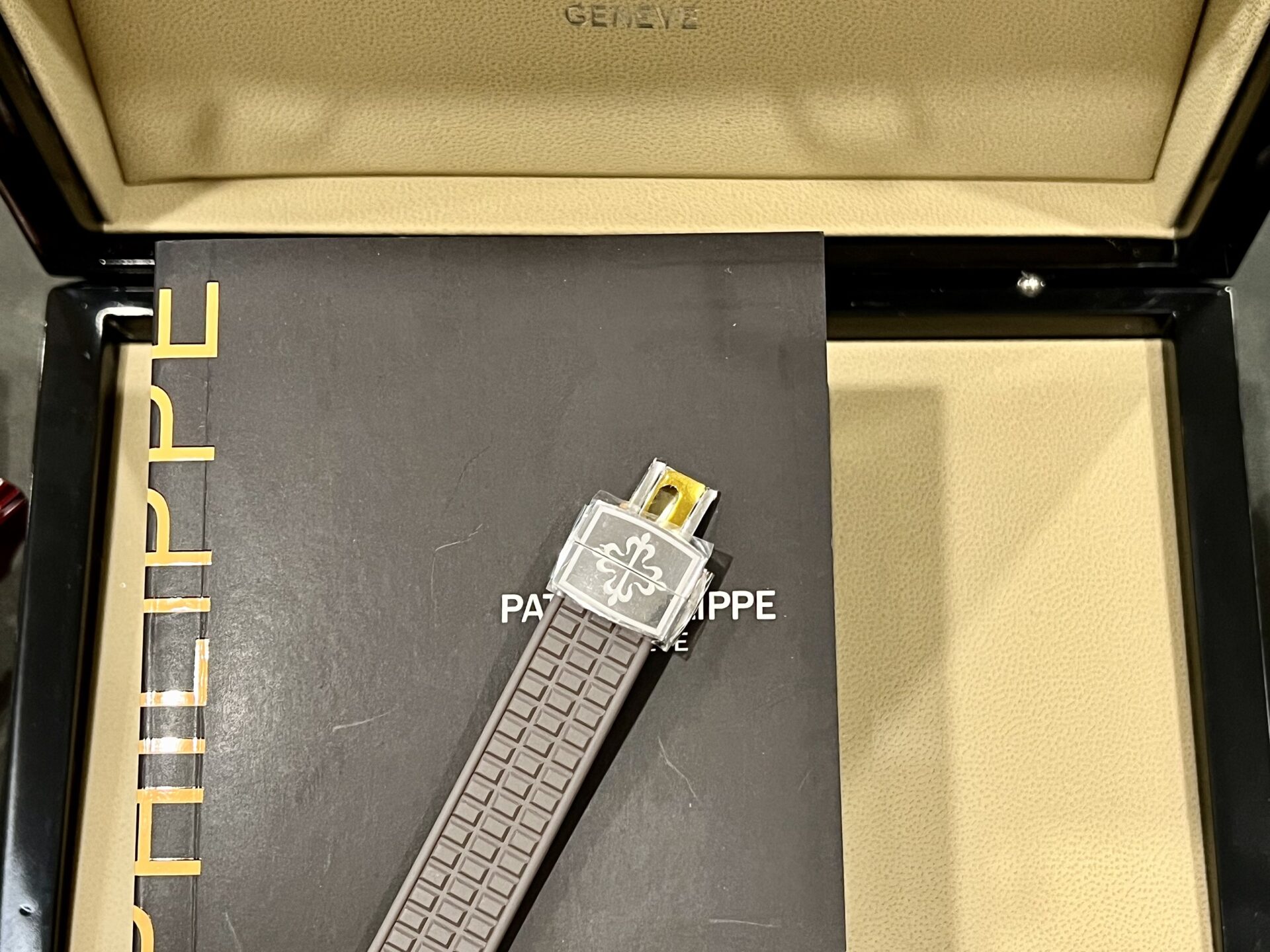 Patek Philippe Aquanaut 5067A Best Replica Watch Grey With Stone Bezel 35.6mm - Soul Replicas