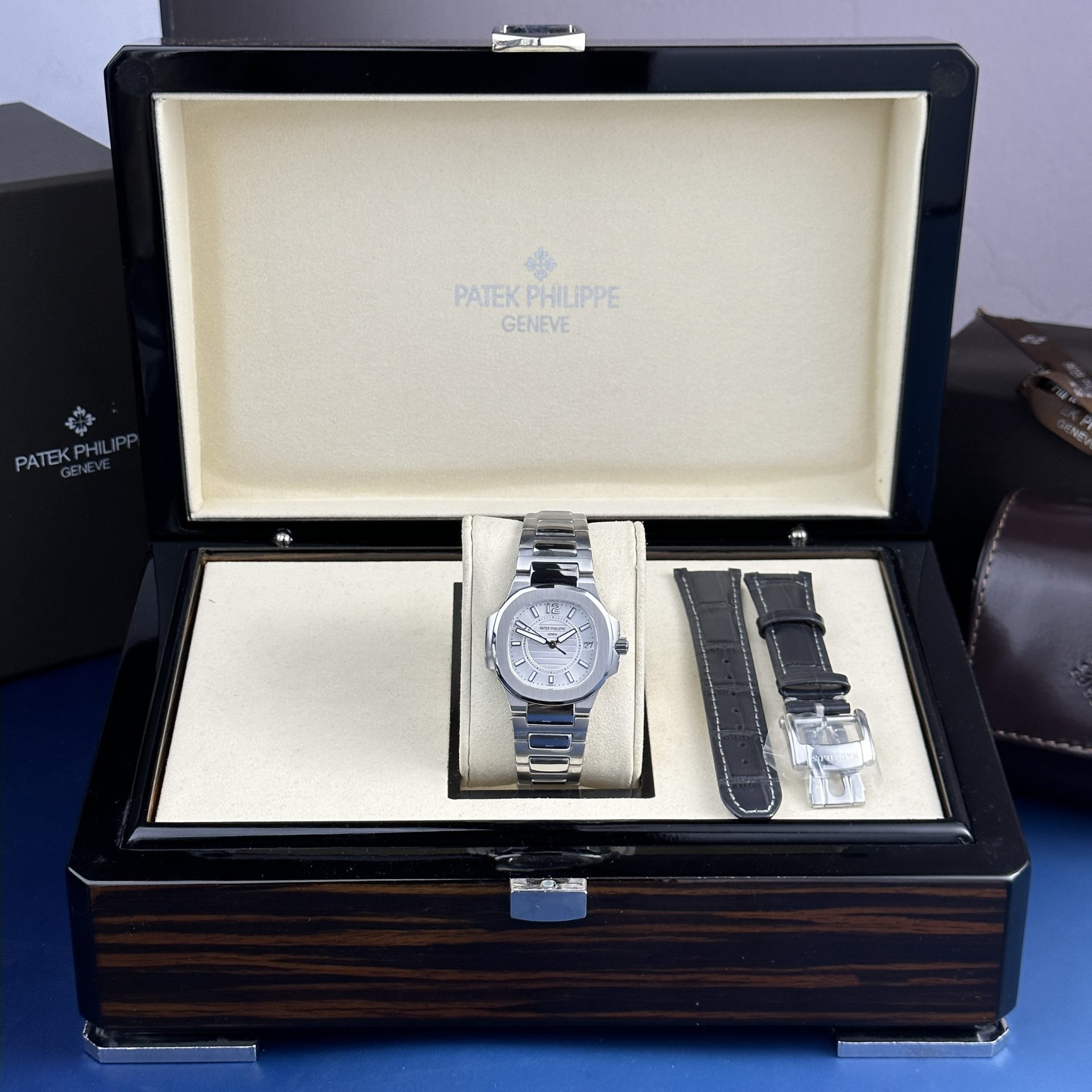 Patek Philippe Replica Watch Nautilus 7010 White Dial Metal Wire 32mm - Soul Replicas