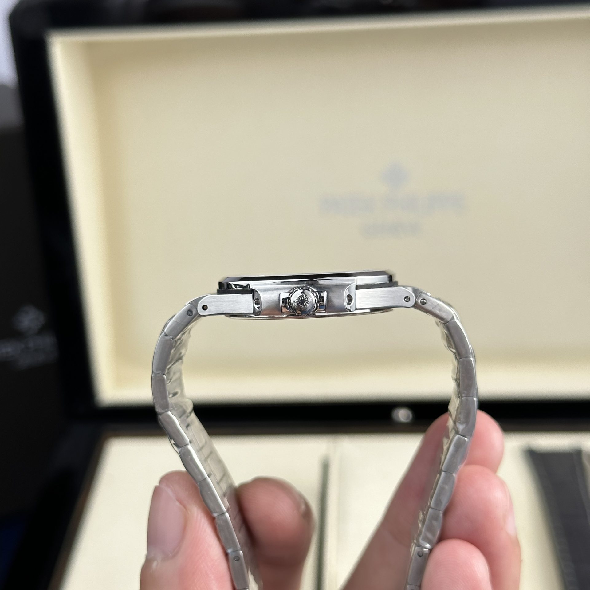 Patek Philippe Replica Watch Nautilus 7010 White Dial Metal Wire 32mm - Soul Replicas