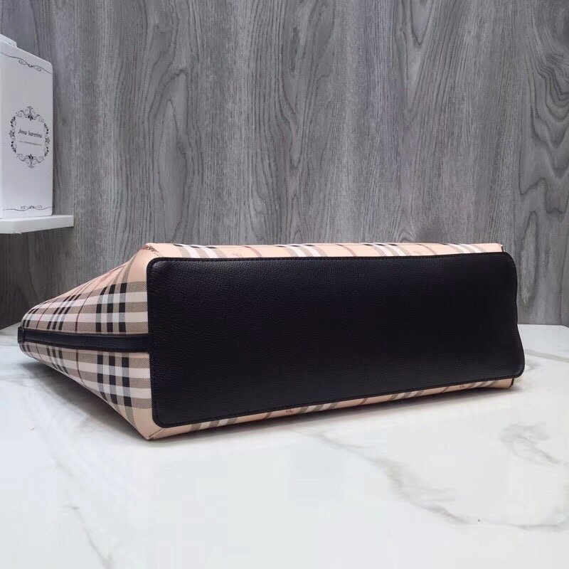 Burberry Reversible Tote Haymarket Canvas Medium For Women. Women-s Bags 19.3in/49cm - Soul Replicas