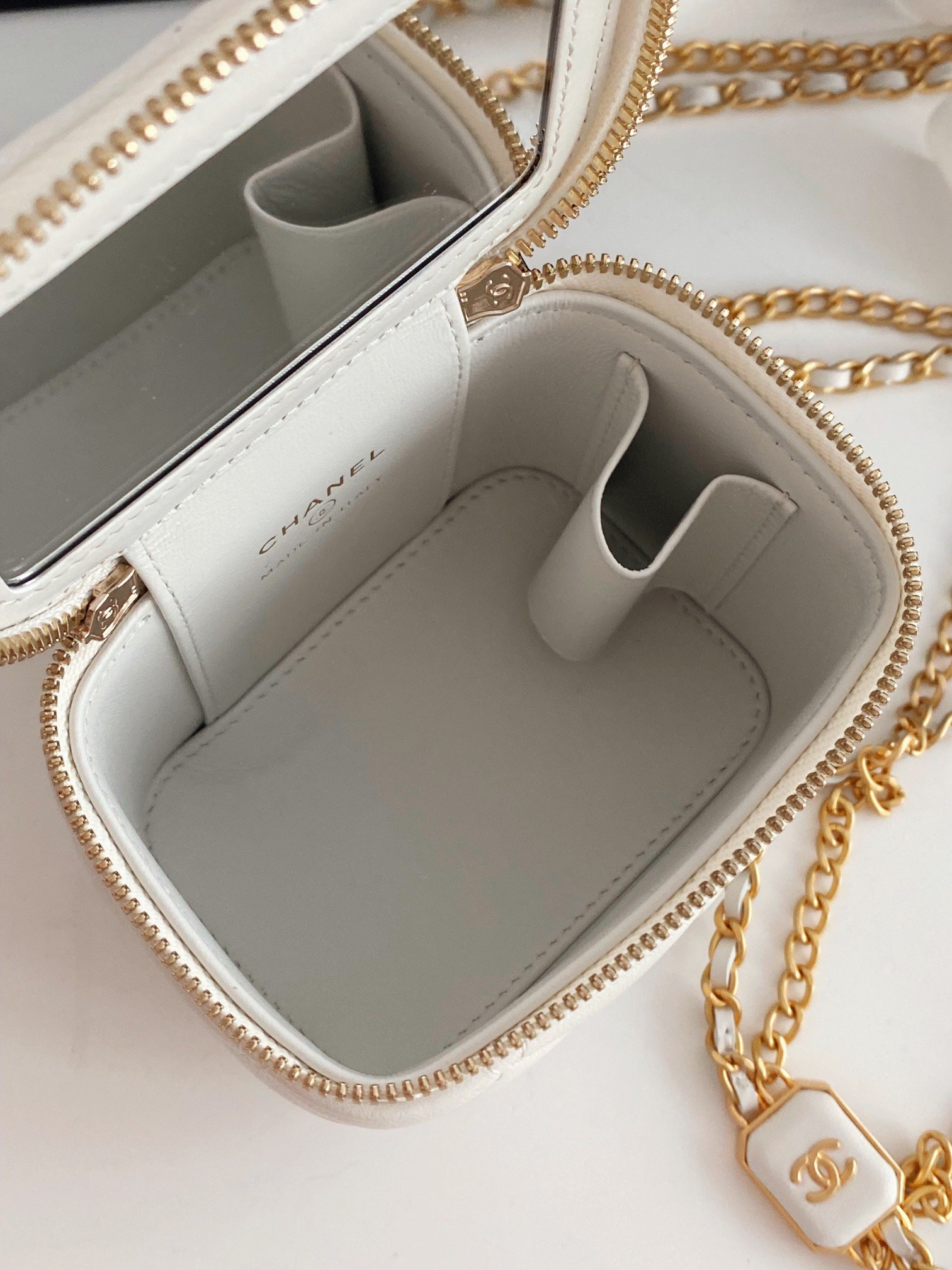 ChanelSmall Vanity With Chain White For Women. Women-s Bags 4.3in/11cm - Soul Replicas