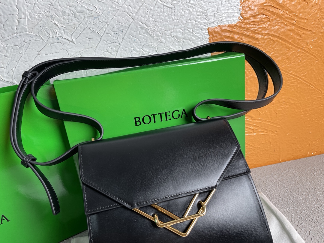 Bottega Veneta Clip Bag Black. For Women. Women's Bags 9in/23cm - Soul Replicas