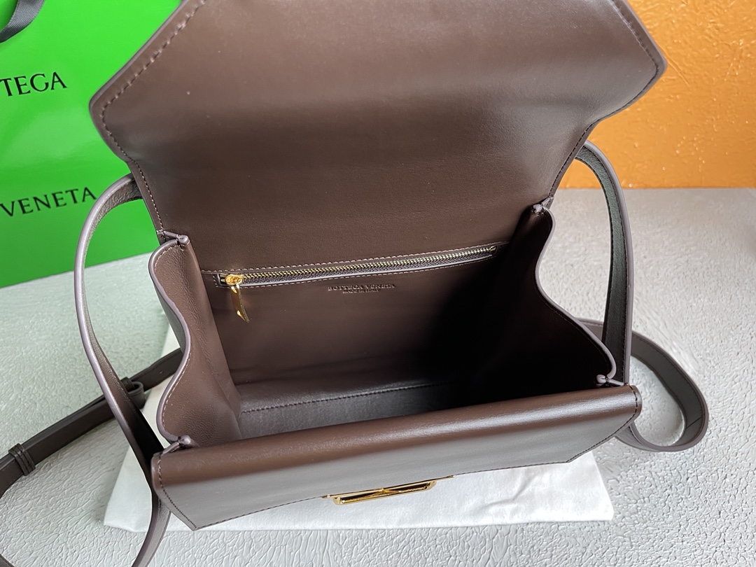 Bottega Veneta Clip Bag Brown. For Women. Women's Bags 9in/23cm - Soul Replicas