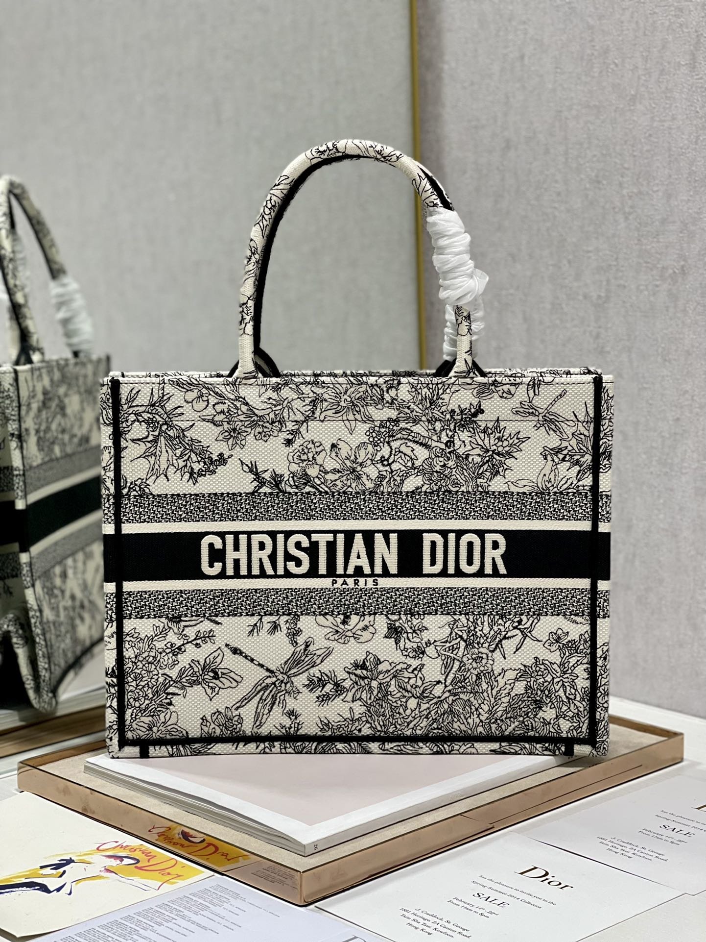 Christian Dior Medium Dior Book Tote Blue Toile de Jouy Flowers Embroidery. Blue/White. For Women Women's Handbags. Shoulder Bags. 36cm CD - Soul Replicas