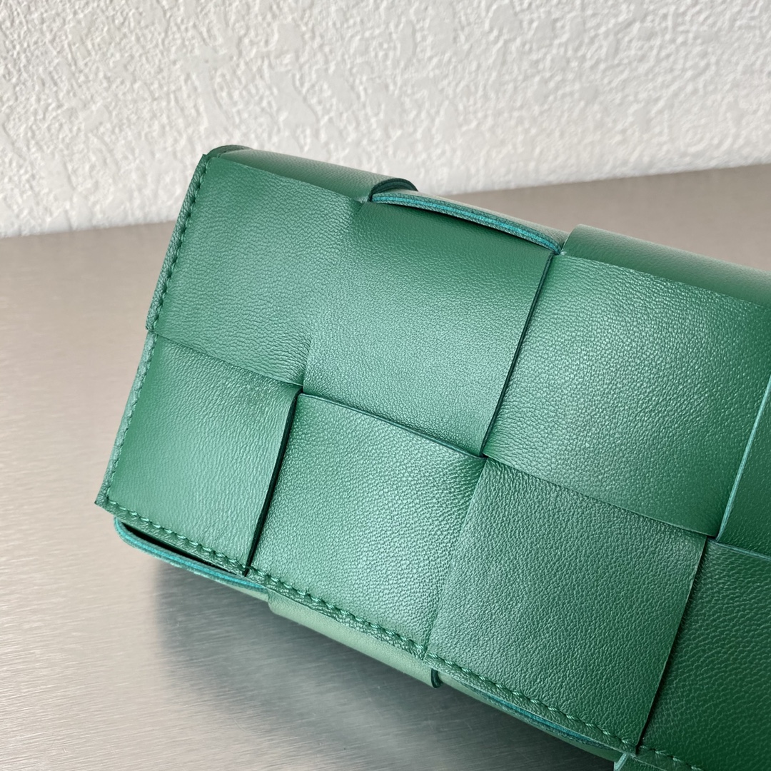 Bottega Veneta Belt Cassette Dark Green. For Women. Women's Bags 6.9in/17.5cm - Soul Replicas