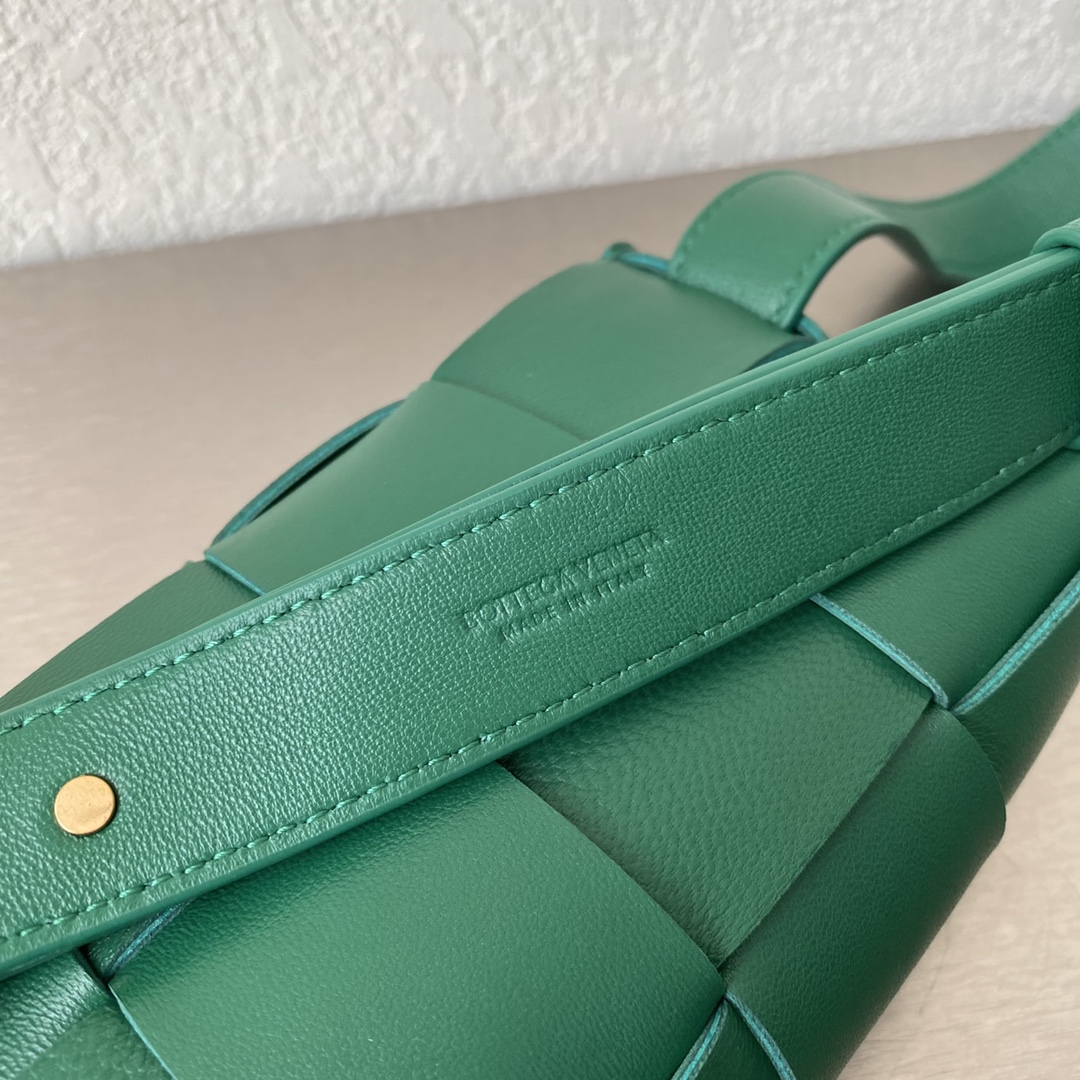 Bottega Veneta Belt Cassette Dark Green. For Women. Women's Bags 6.9in/17.5cm - Soul Replicas
