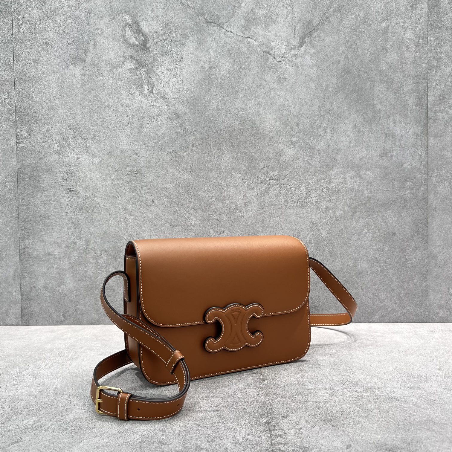 Celine Classique Cuir Triomphe Bag Tan For Women 9in/22cm 199223BFN.04LU - Soul Replicas