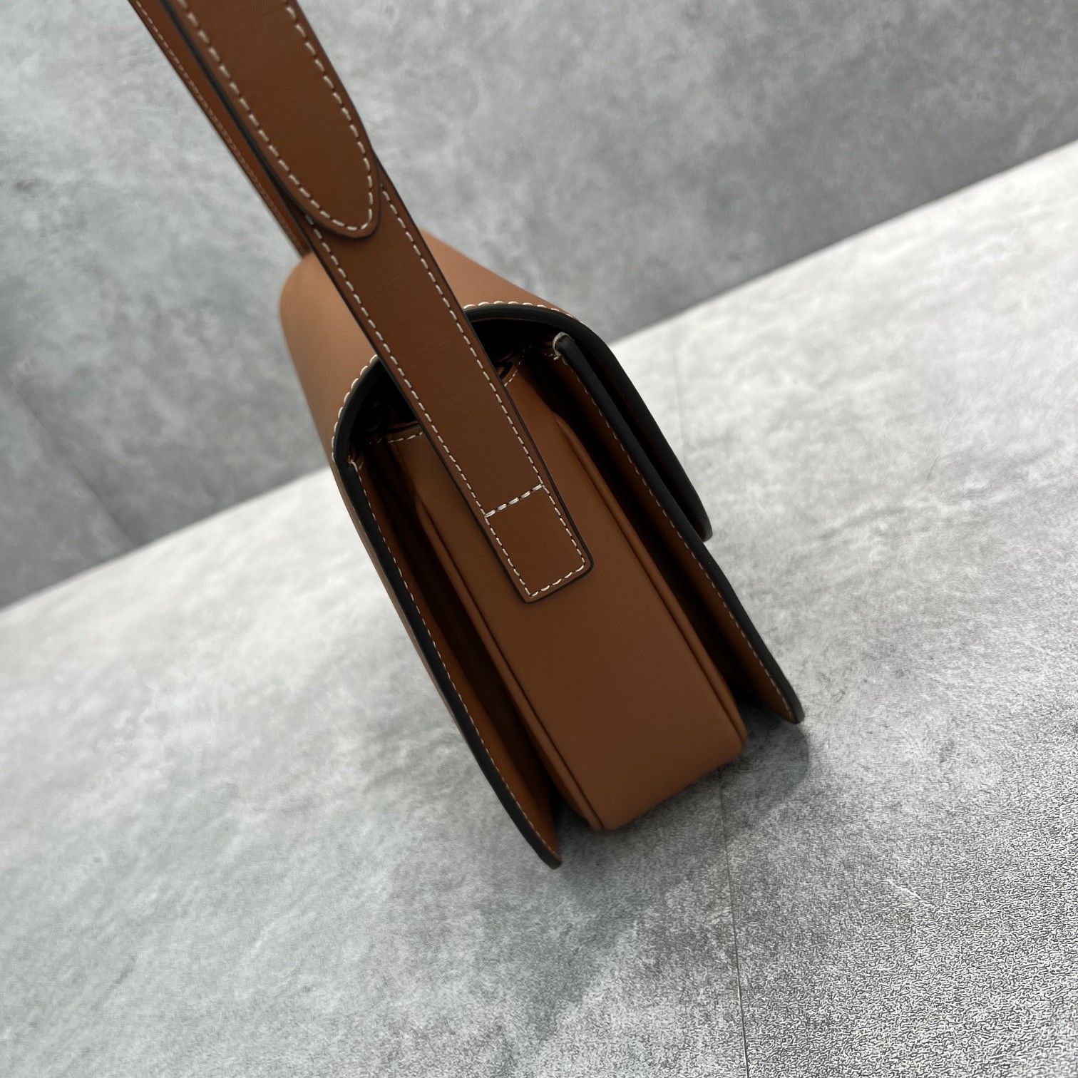 Celine Classique Cuir Triomphe Bag Tan For Women 9in/22cm 199223BFN.04LU - Soul Replicas