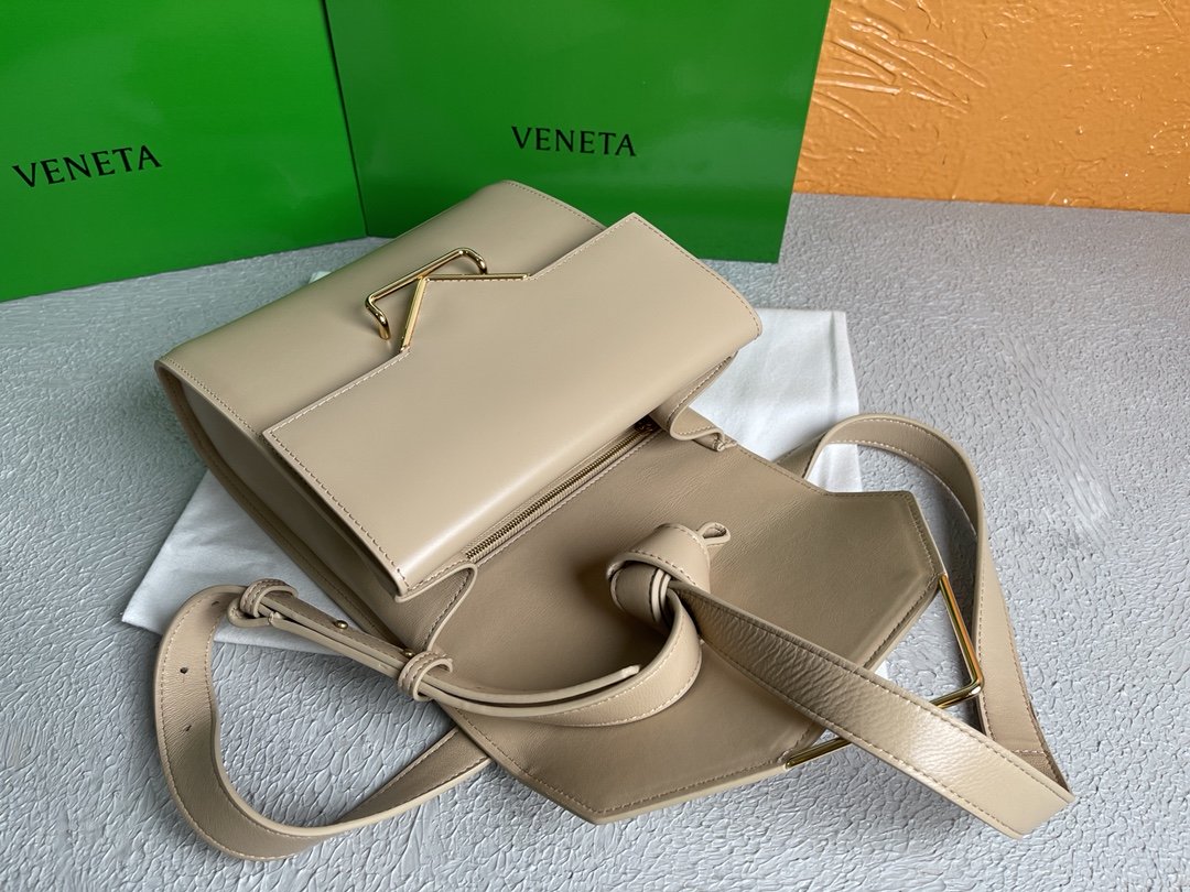 Bottega Veneta Clip Bag Beige. For Women. Women's Bags 9in/23cm - Soul Replicas