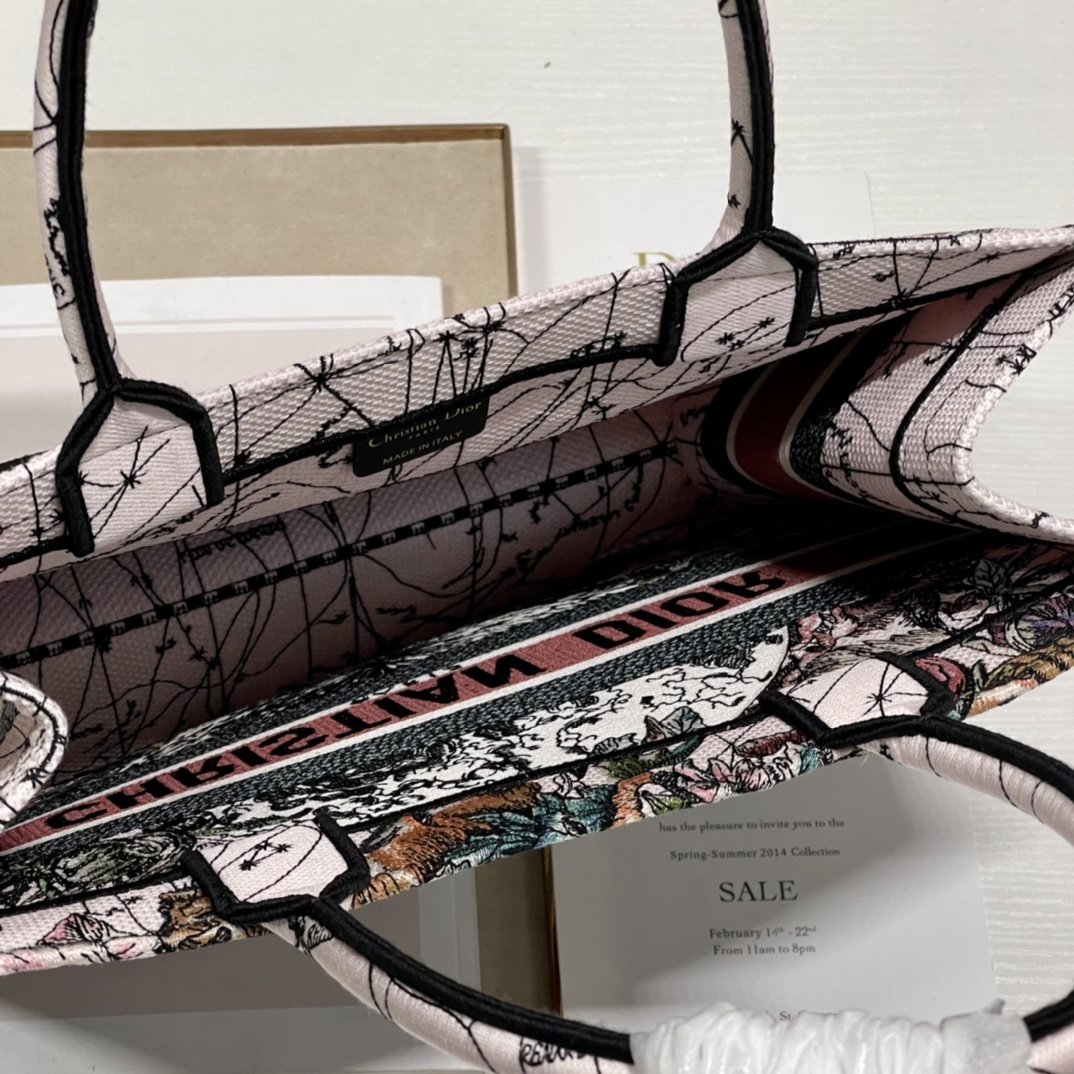 Christian Dior Medium Dior Book Tote Multicolor Dior Constellation Embroidery. Multicolor. For Women Women's Handbags. Shoulder Bags. 36cm CD M1296ZRHP_M884 - Soul Replicas