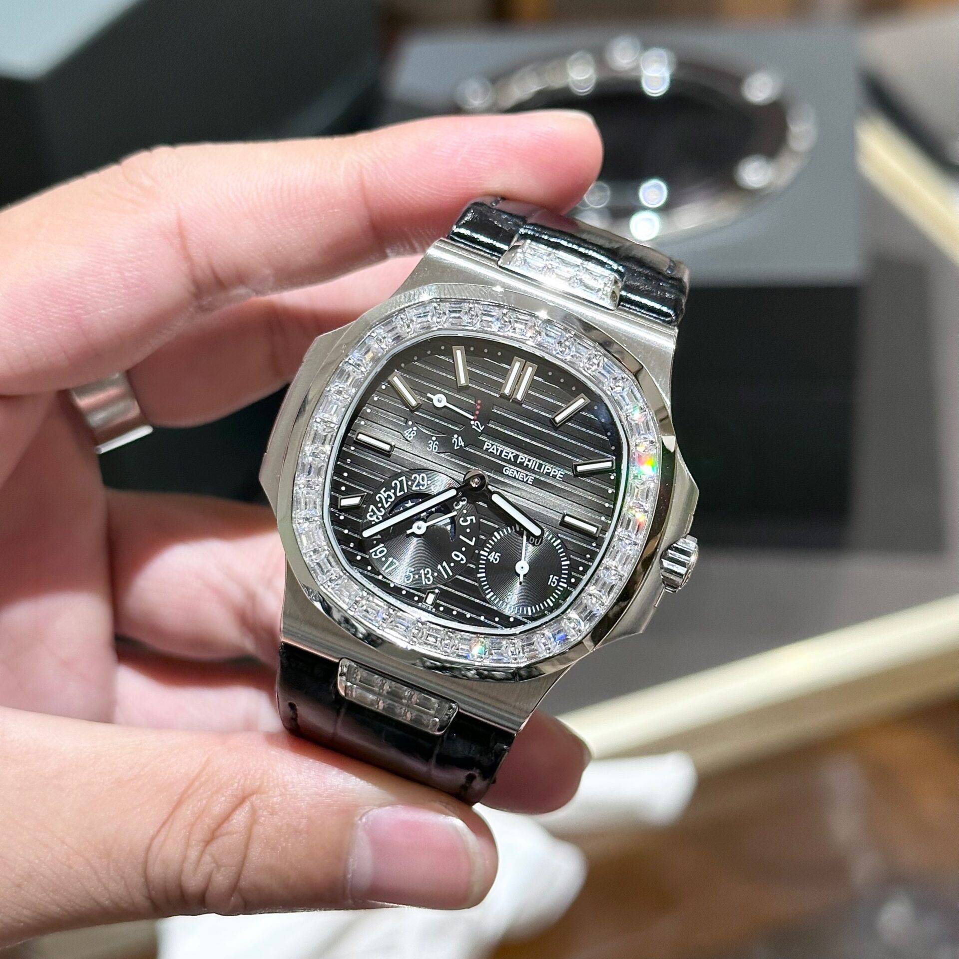 Patek Philippe Nautilus 5724G Replica Watch Gray Dial GRF 40mm - Soul Replicas