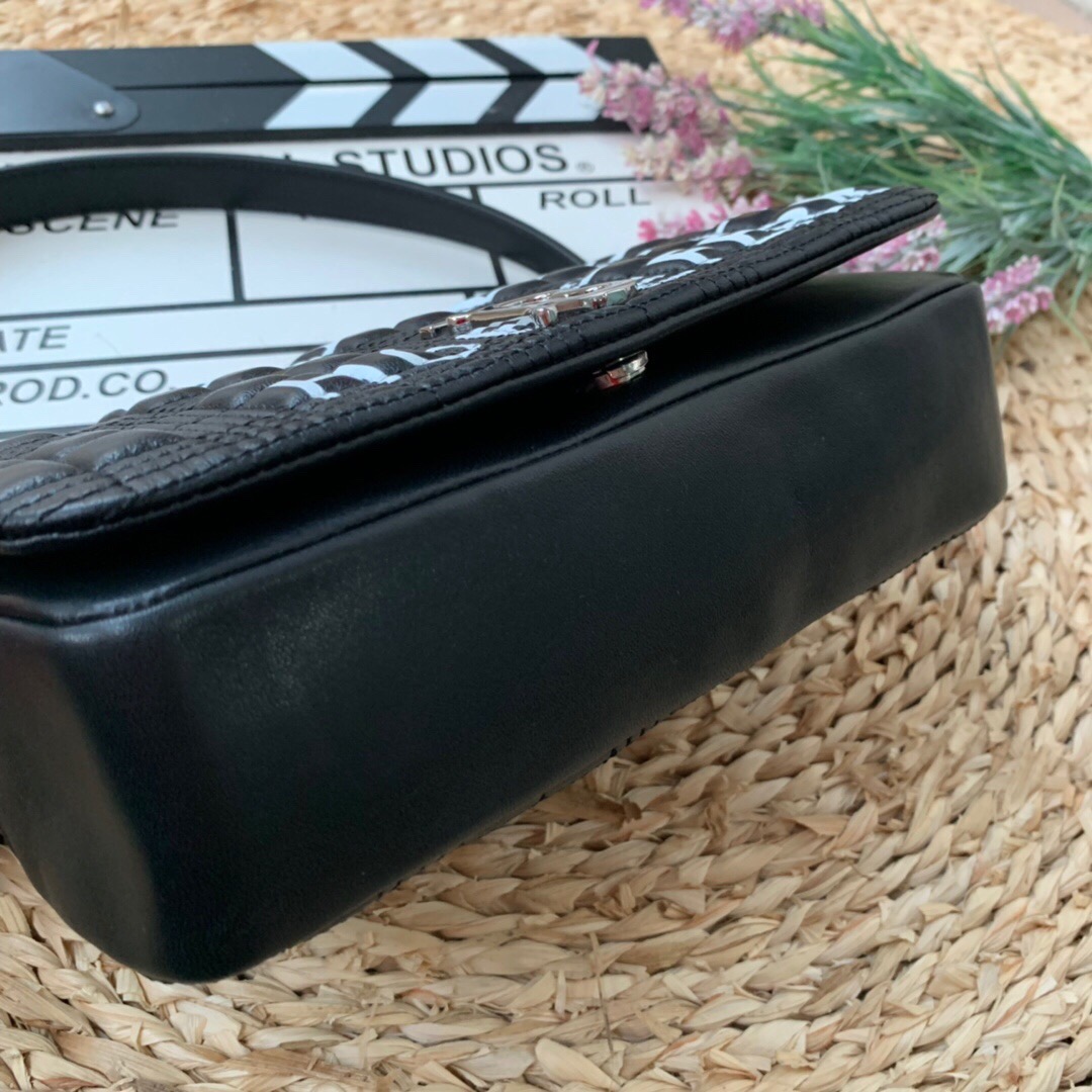 Burberry Horseferry Print Quilted Small Lola Bag Monogram Black For Women. Women-s Bags 9in/23cm 80216191 - Soul Replicas