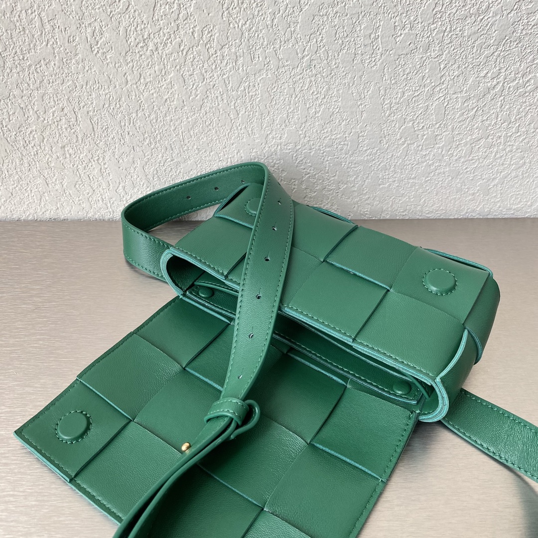 Bottega Veneta Belt Cassette Dark Green. For Women. Women's Bags 6.9in/17.5cm - Soul Replicas